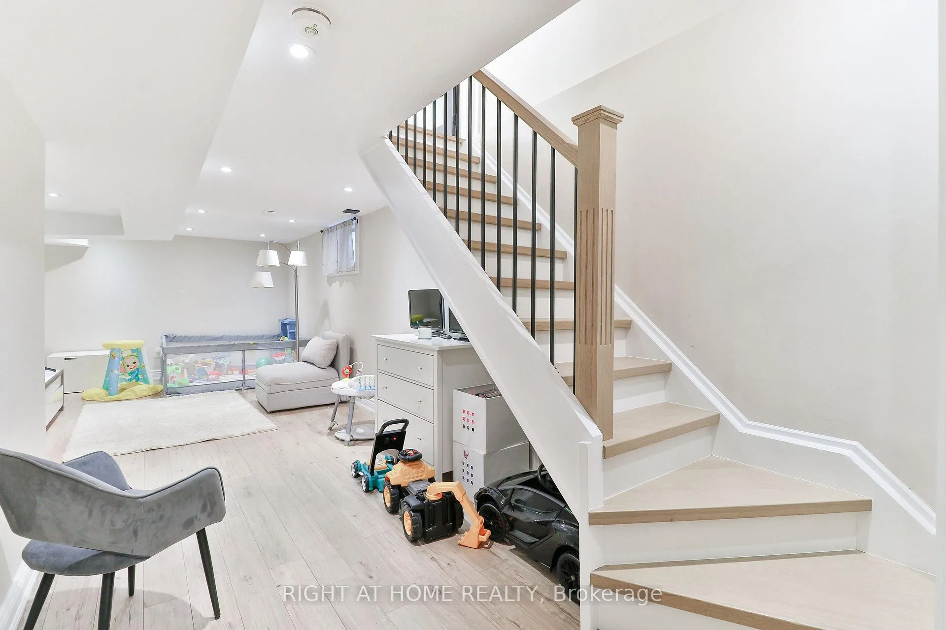 Photo 28 of 45 Ginger Drive, Barrie, Holly — HOMEH