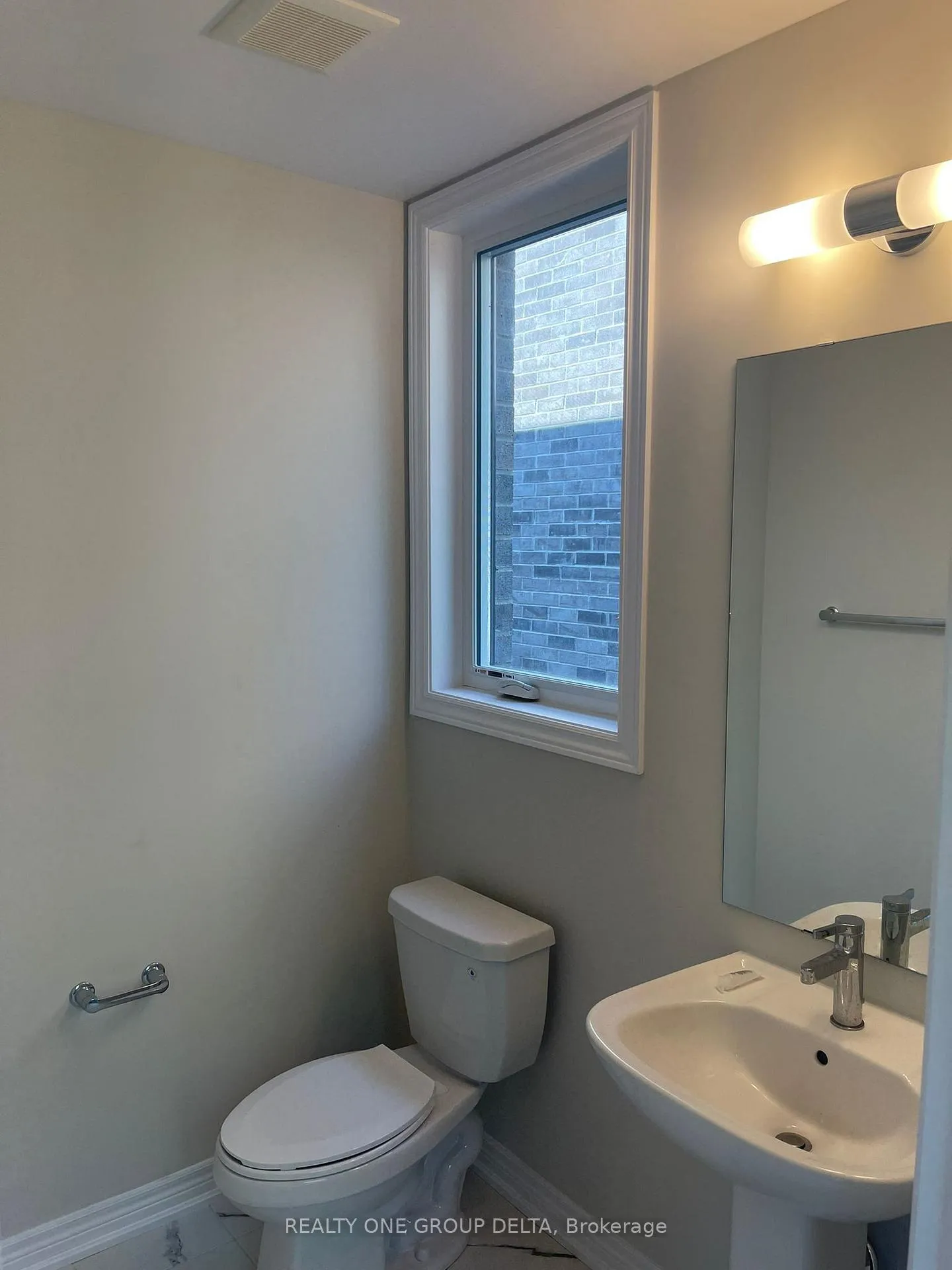 Photo 8 of 57 Folcroft (Main,2nd,3rd) Street, Brampton, Credit Valley — HOMEH