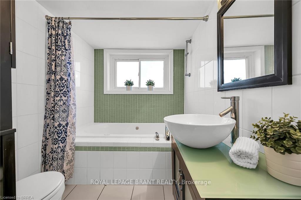 Photo 33 of 6 Charlotte Street, Brant, Paris — HOMEH