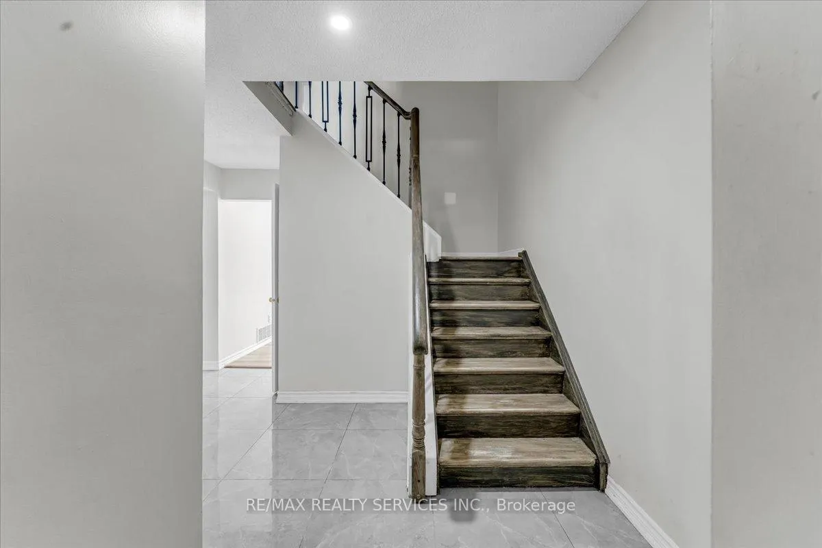 Photo 5 of 188 Simmons Boulevard, Brampton, Madoc — HOMEH