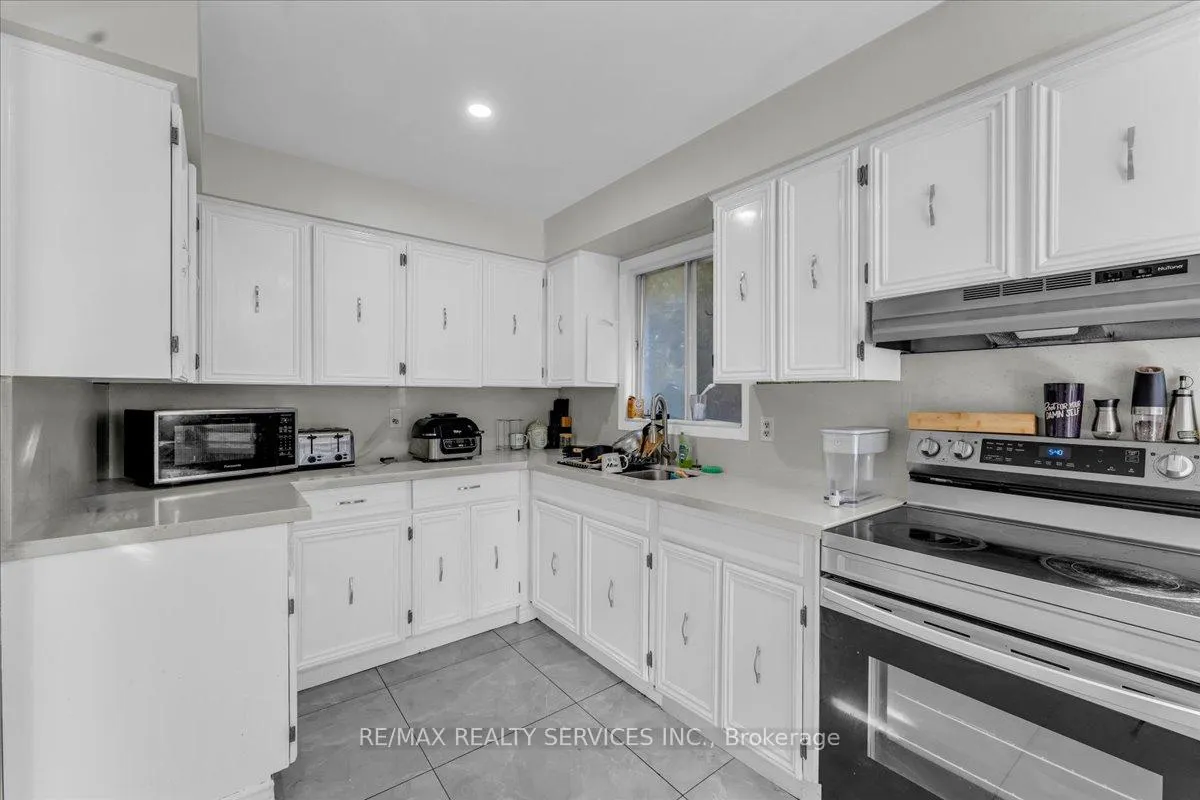 Photo 10 of 188 Simmons Boulevard, Brampton, Madoc — HOMEH