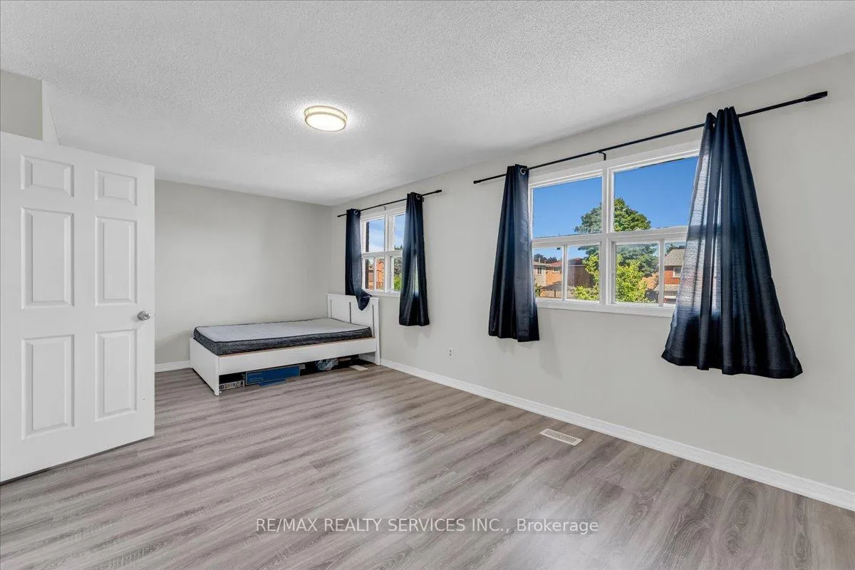 Photo 16 of 188 Simmons Boulevard, Brampton, Madoc — HOMEH