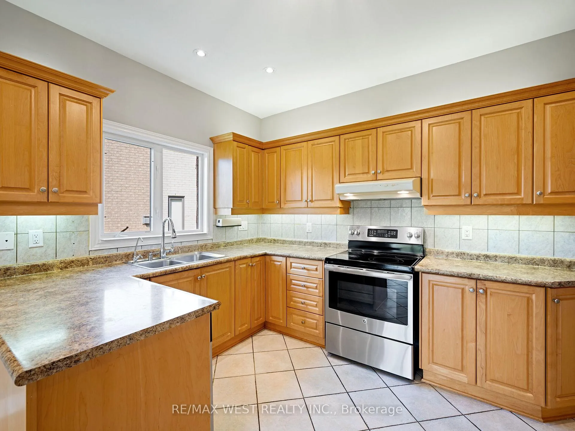 Photo 14 of 90 Archbury Circle, Caledon, Bolton East — HOMEH