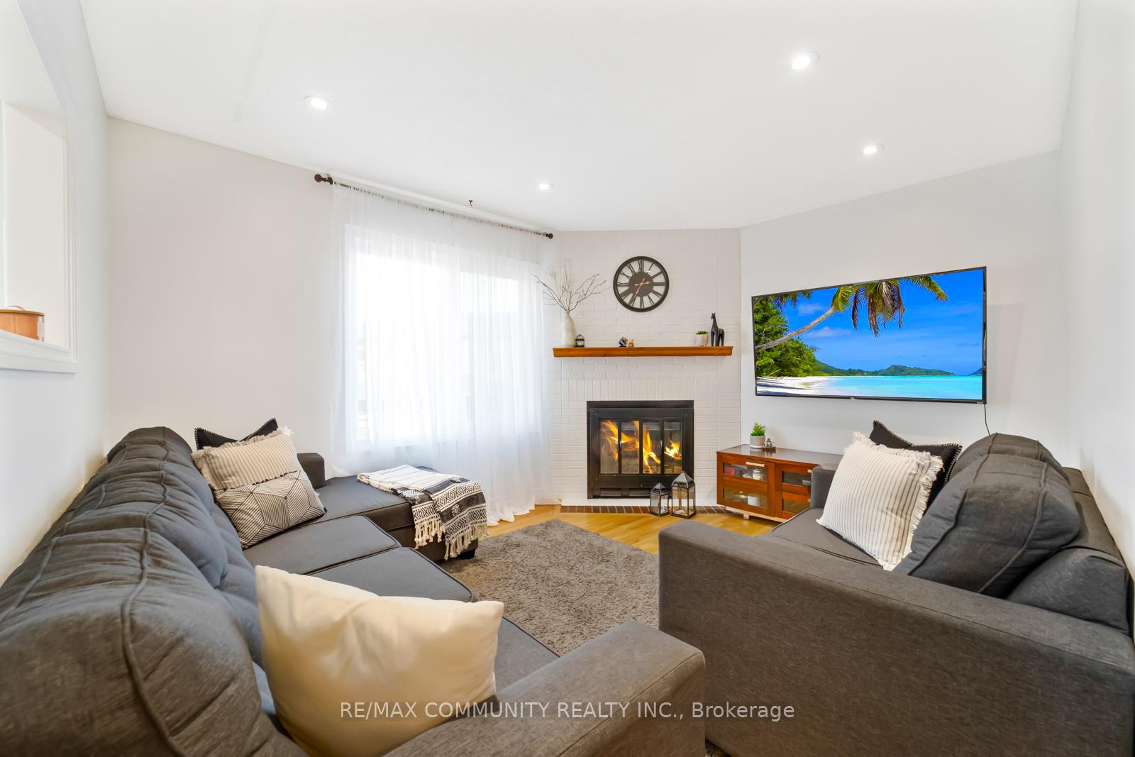 Photo 13 of 47 Cornwall Drive, Ajax, Central — HOMEH