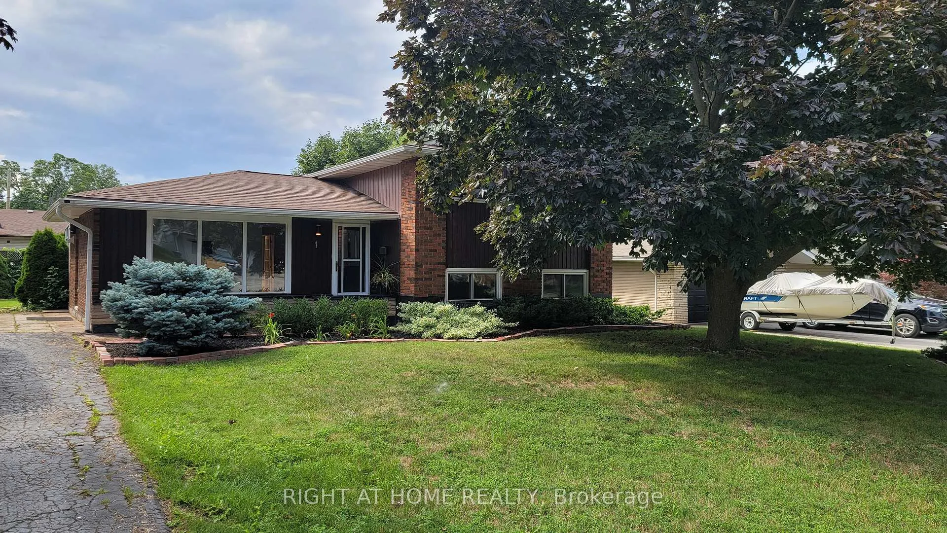 Photo 3 of 1 Bendamere Drive, Grimsby, Grimsby Beach — HOMEH