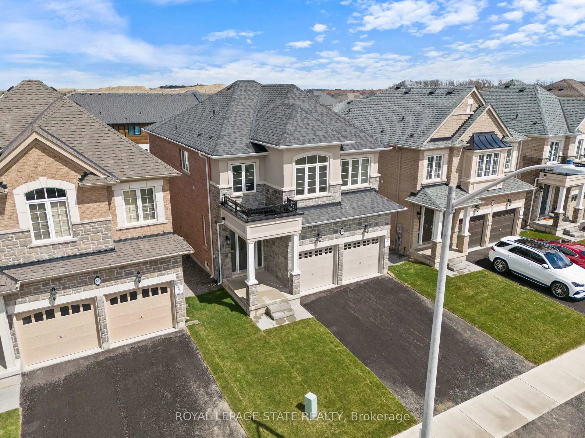 Photo 2 of 19 Shawbridge Court, Hamilton, Stoney Creek Mountain — HOMEH