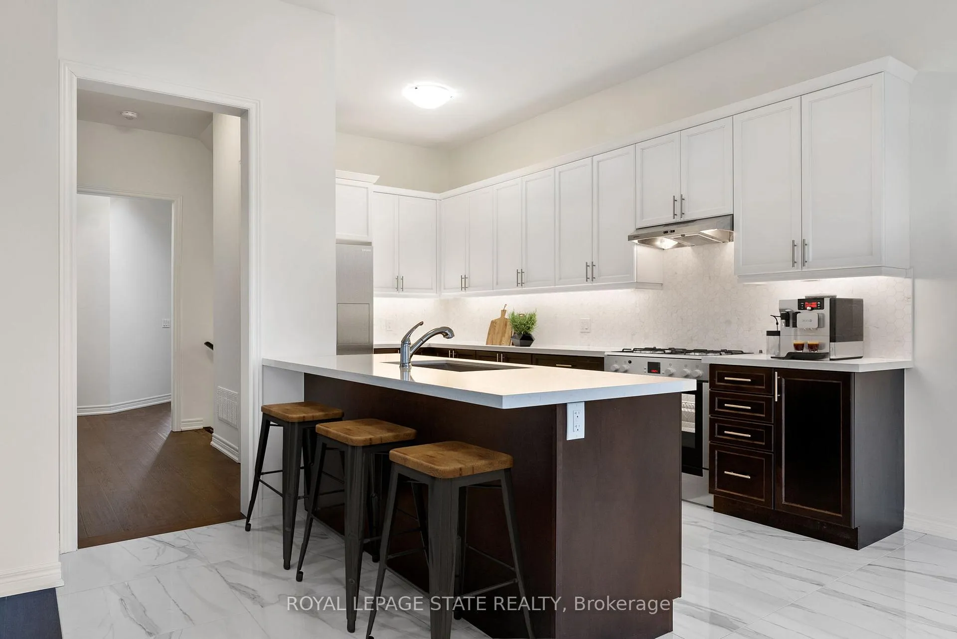 Photo 9 of 19 Shawbridge Court, Hamilton, Stoney Creek Mountain — HOMEH