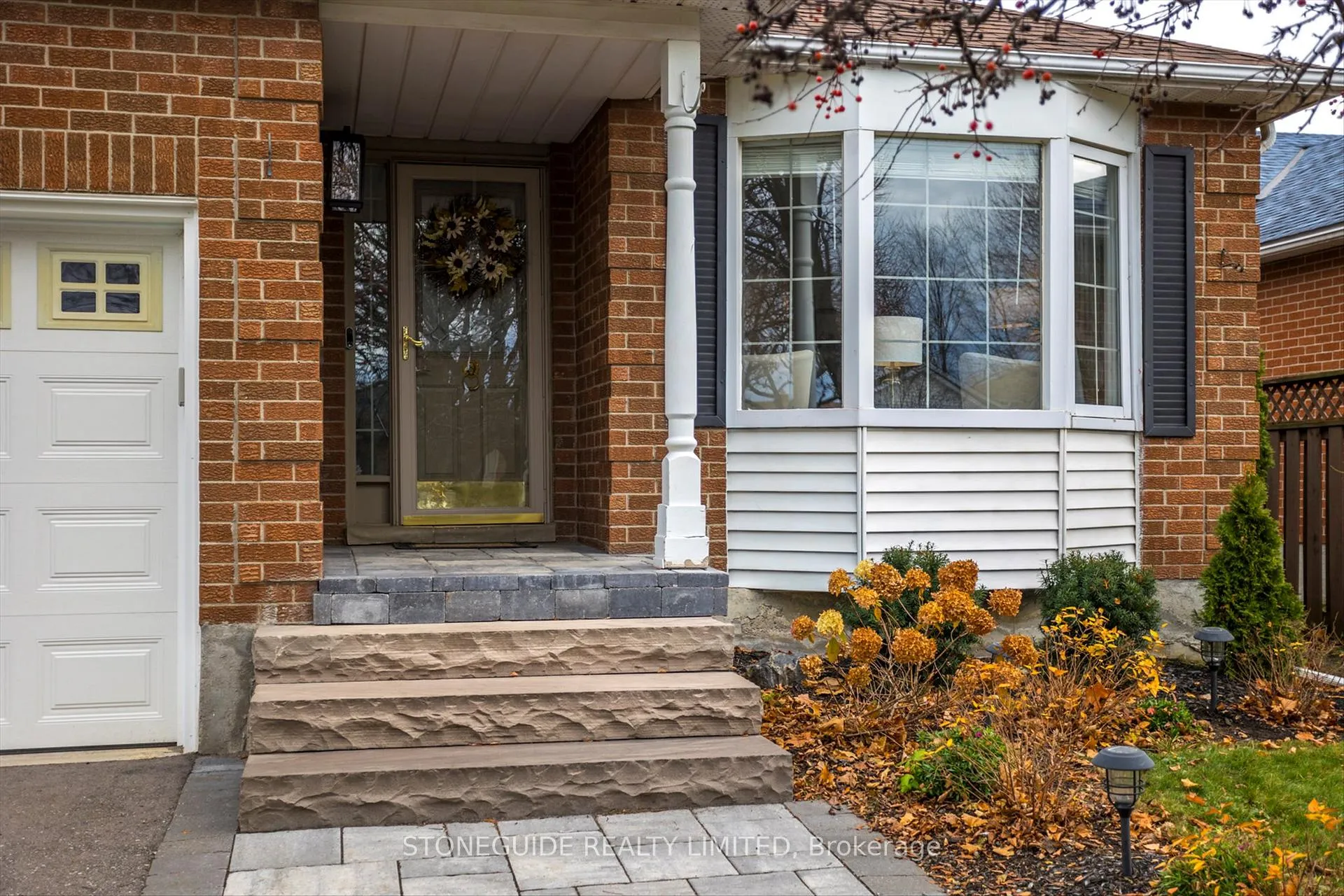 Photo 3 of 70 Homefield Square, Clarington, Courtice — HOMEH