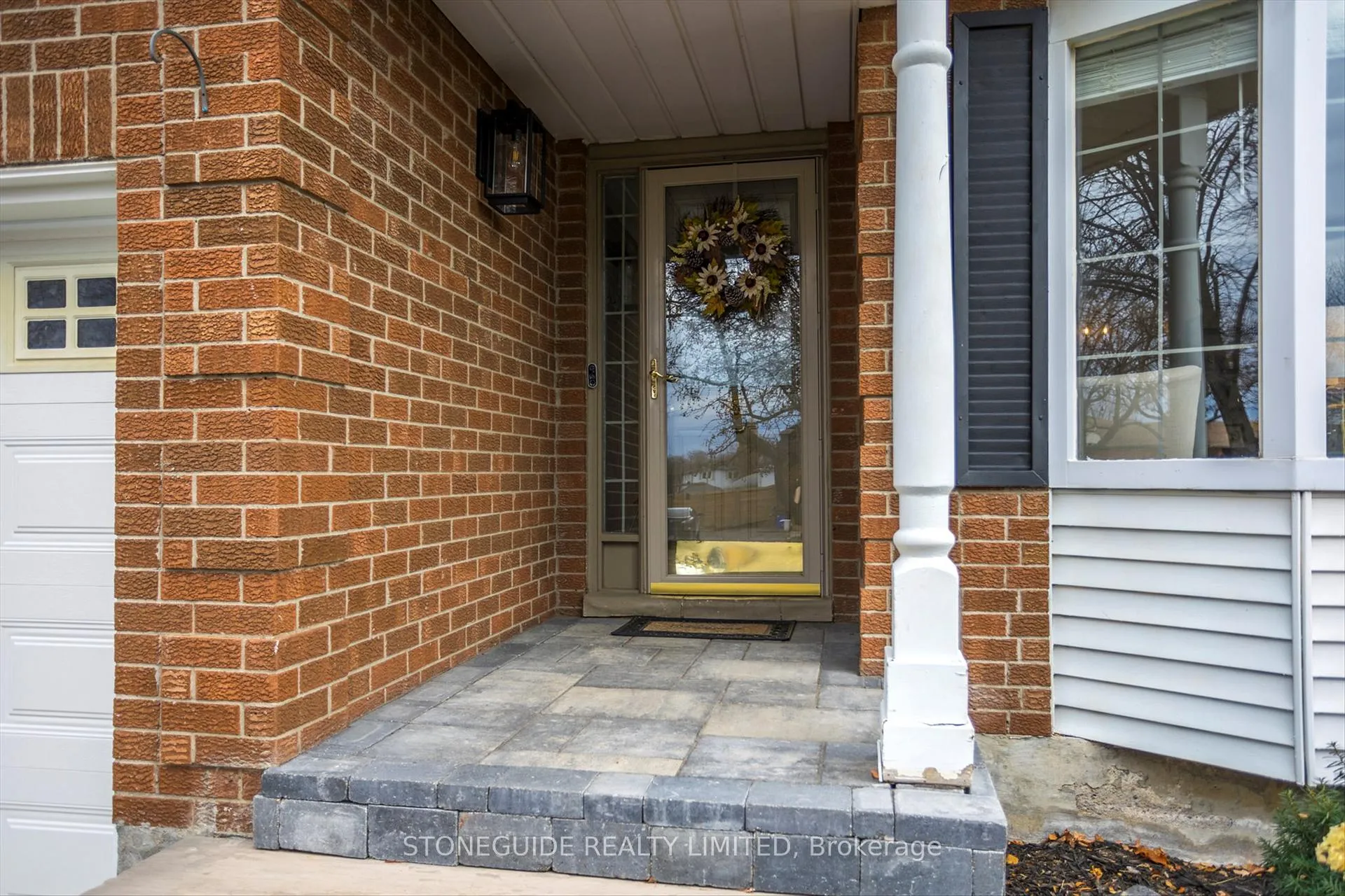 Photo 4 of 70 Homefield Square, Clarington, Courtice — HOMEH