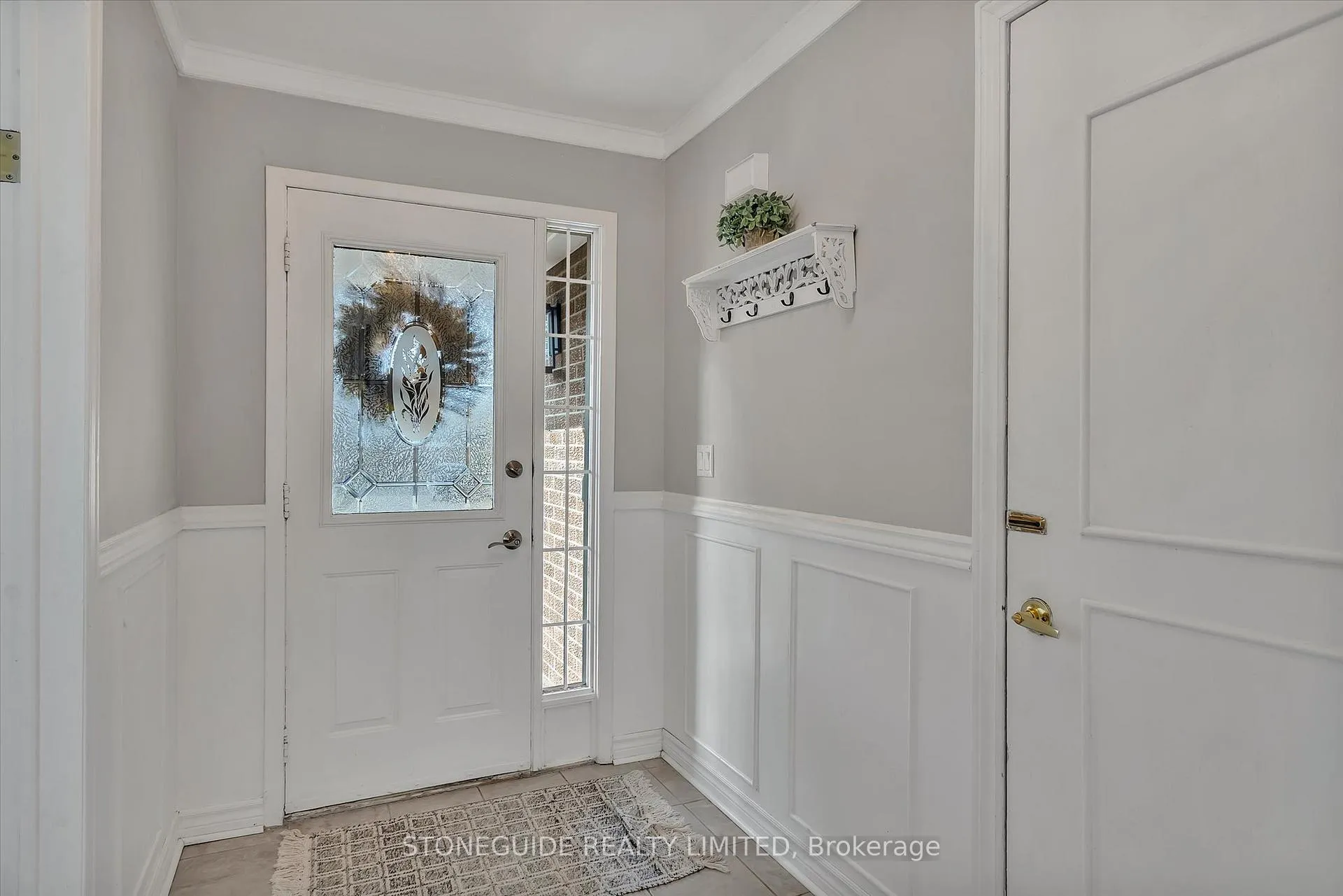 Photo 5 of 70 Homefield Square, Clarington, Courtice — HOMEH