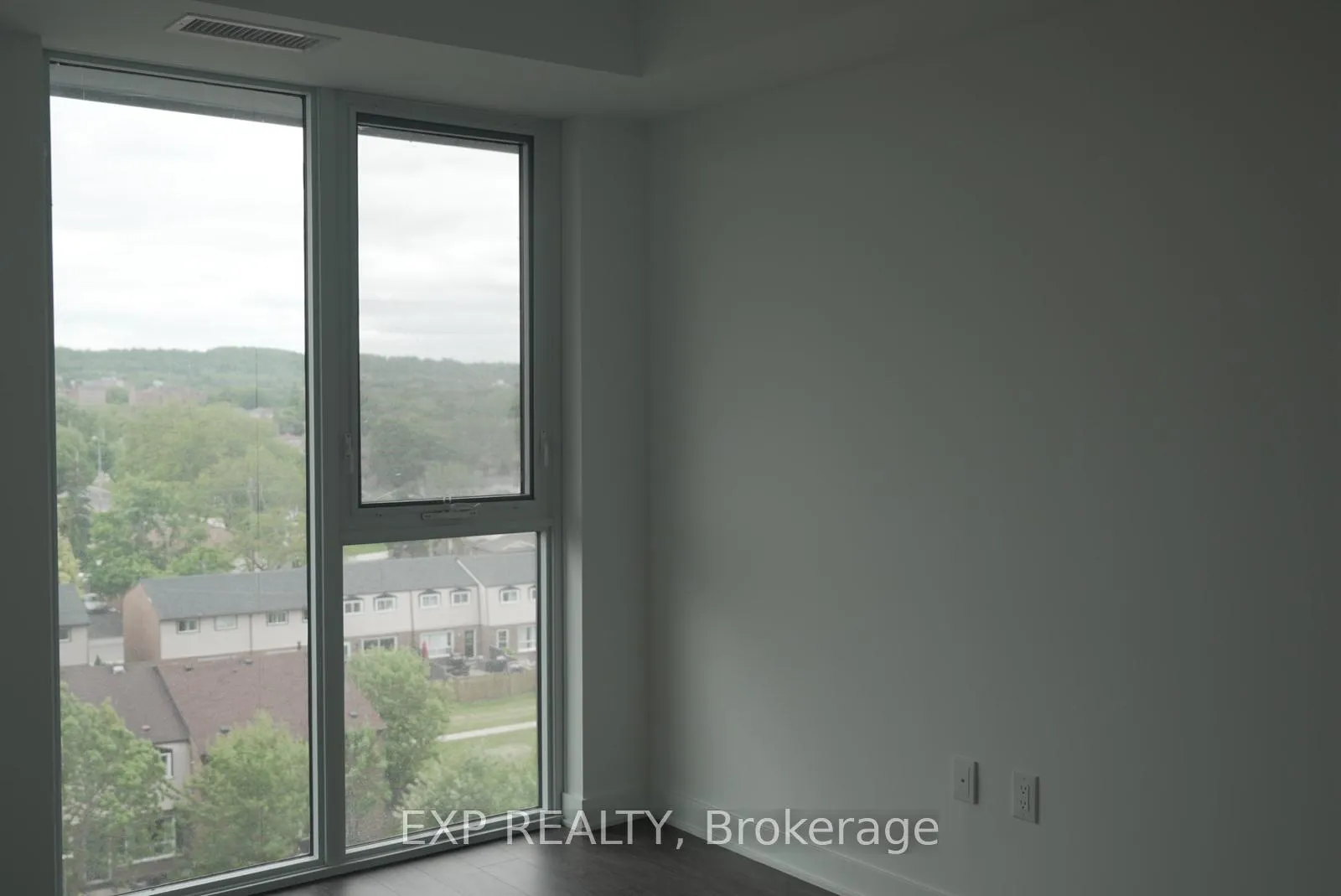 Photo 5 of Unit 602, 2782 Barton Street E, Hamilton, Riverdale — HOMEH