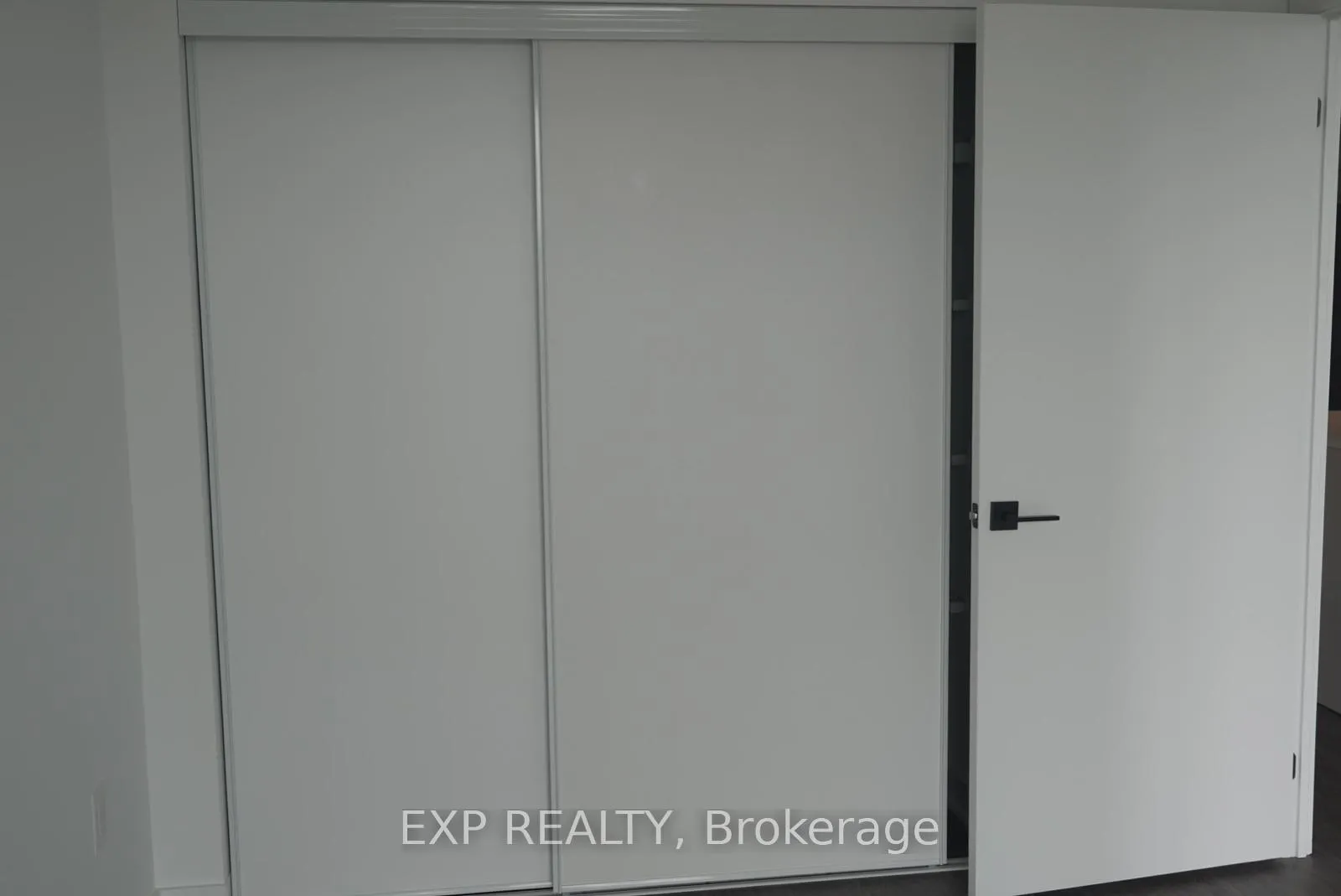 Photo 10 of Unit 602, 2782 Barton Street E, Hamilton, Riverdale — HOMEH