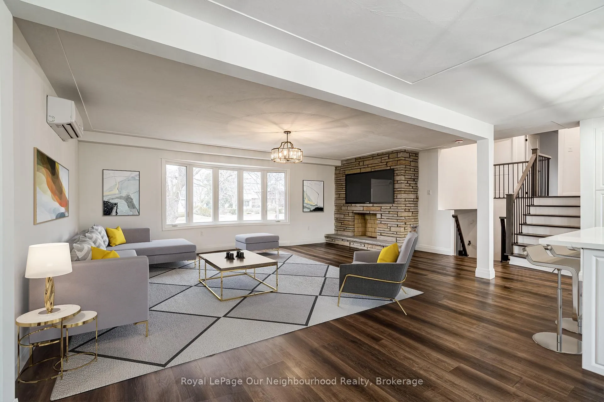 Photo 4 of 1352 Highway 8 Upper Expressway, Hamilton, Winona — HOMEH