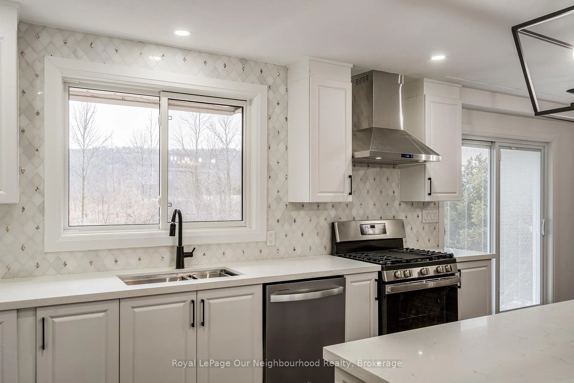 Photo 10 of 1352 Highway 8 Upper Expressway, Hamilton, Winona — HOMEH