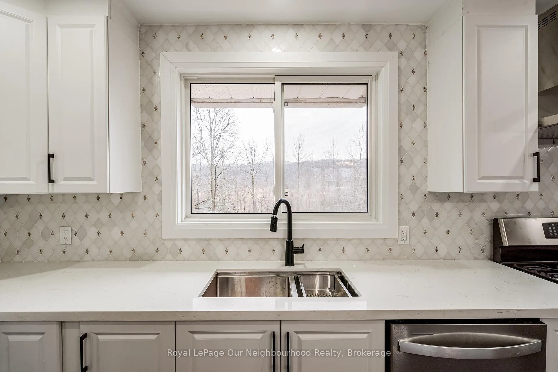 Photo 11 of 1352 Highway 8 Upper Expressway, Hamilton, Winona — HOMEH