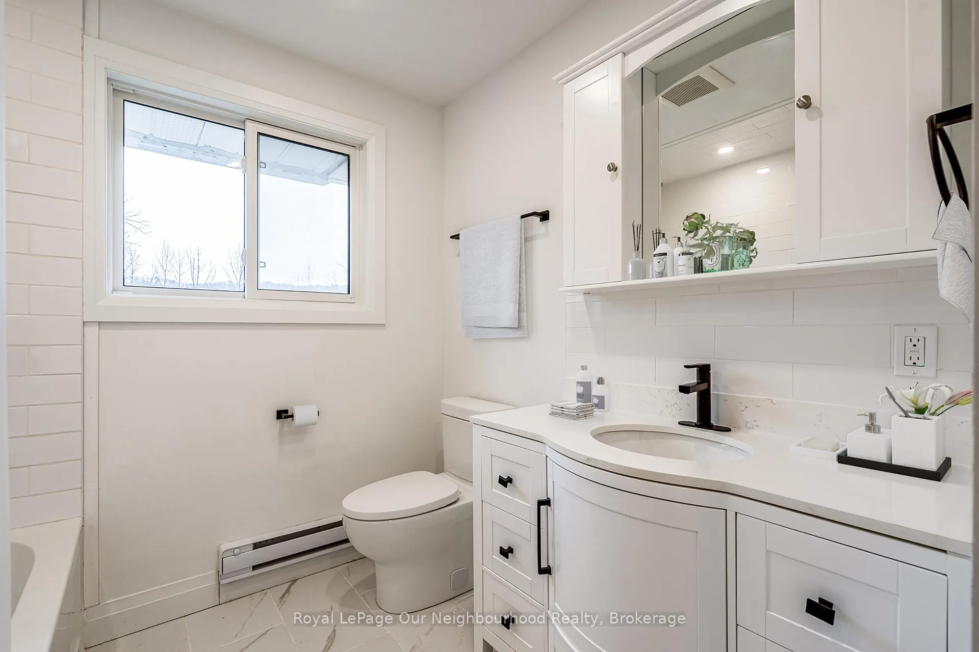 Photo 16 of 1352 Highway 8 Upper Expressway, Hamilton, Winona — HOMEH