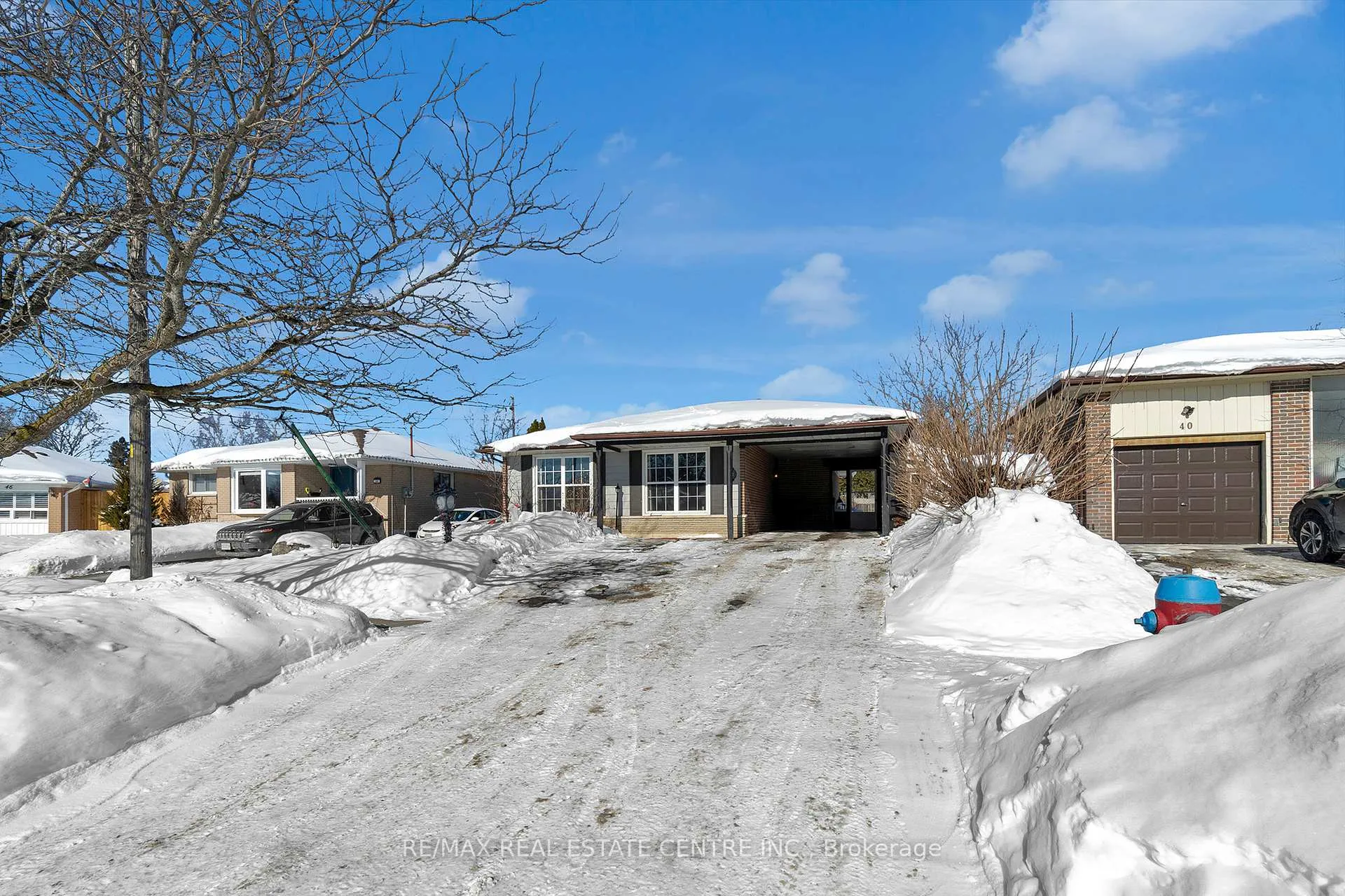 Photo 2 of 42 Moultrey Crescent, Halton Hills, Georgetown — HOMEH