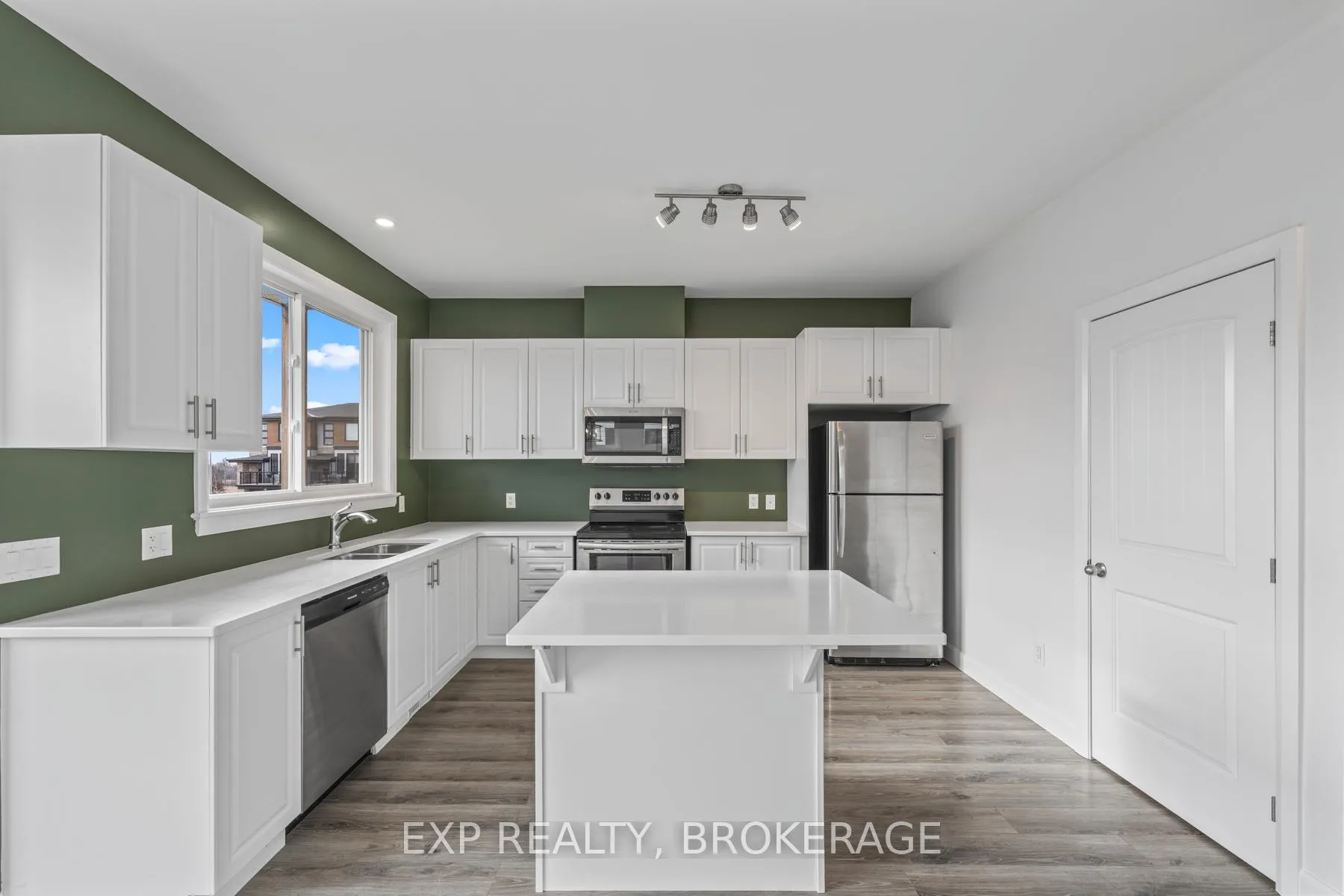 Photo 26 of 120 Superior Drive, Loyalist, Amherstview — HOMEH