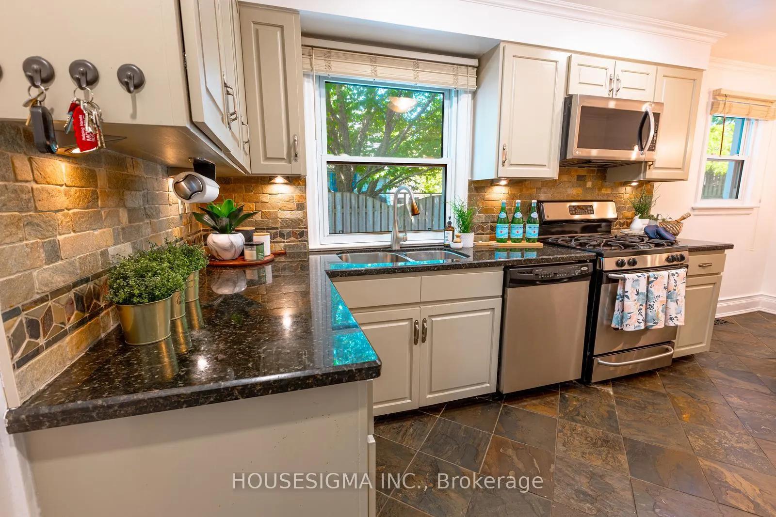 Photo 24 of 4 Concession Street E, Clarington, Bowmanville — HOMEH