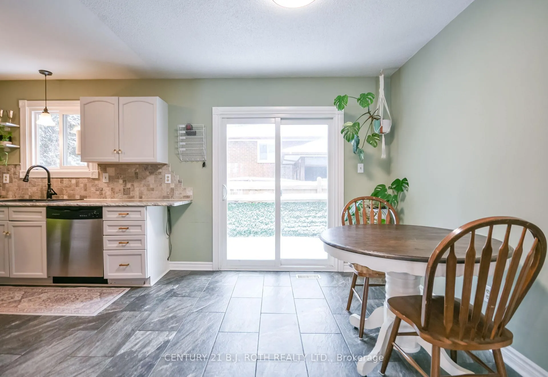 Photo 8 of 6 Glenview Avenue, Springwater, Elmvale — HOMEH