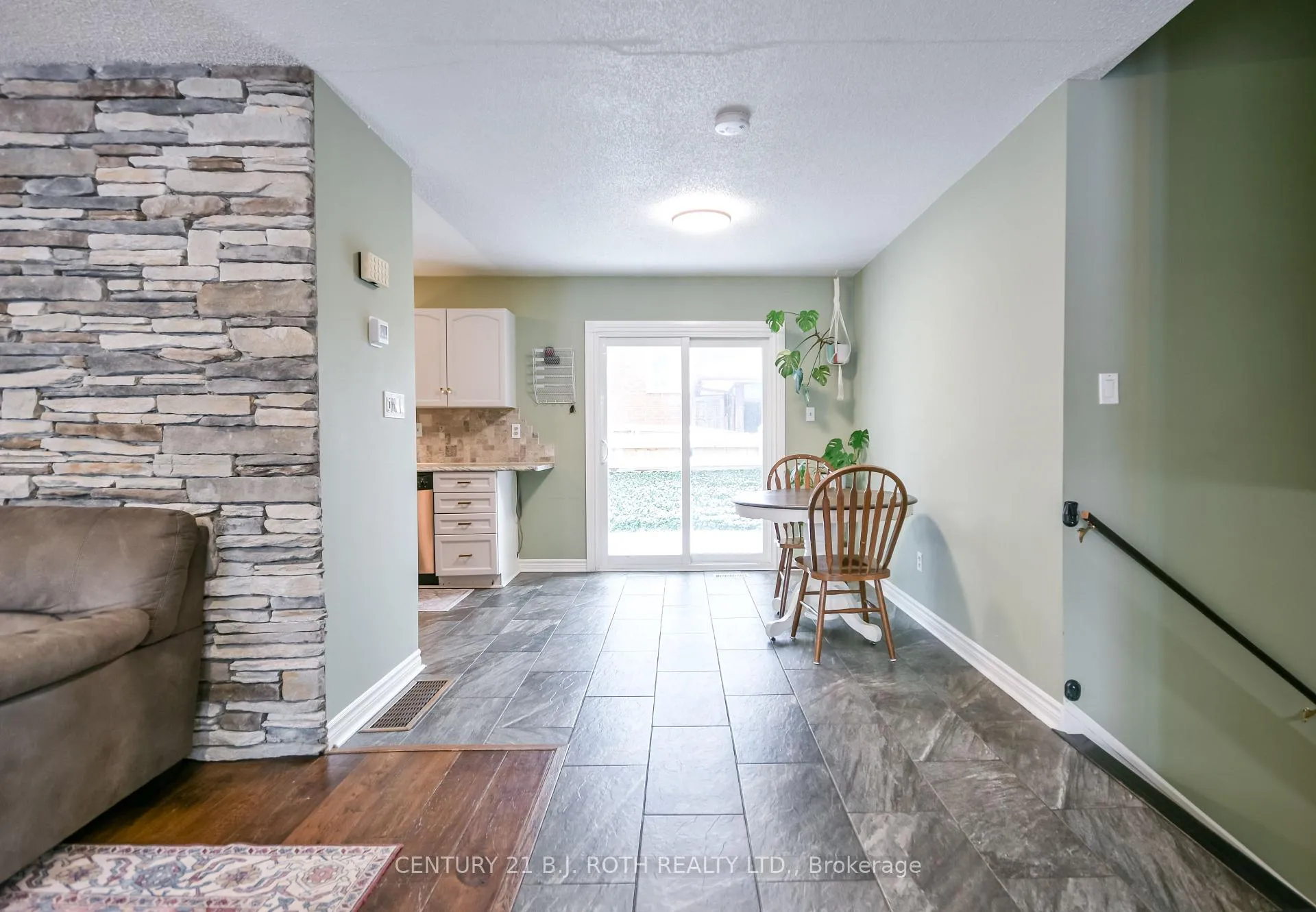 Photo 9 of 6 Glenview Avenue, Springwater, Elmvale — HOMEH
