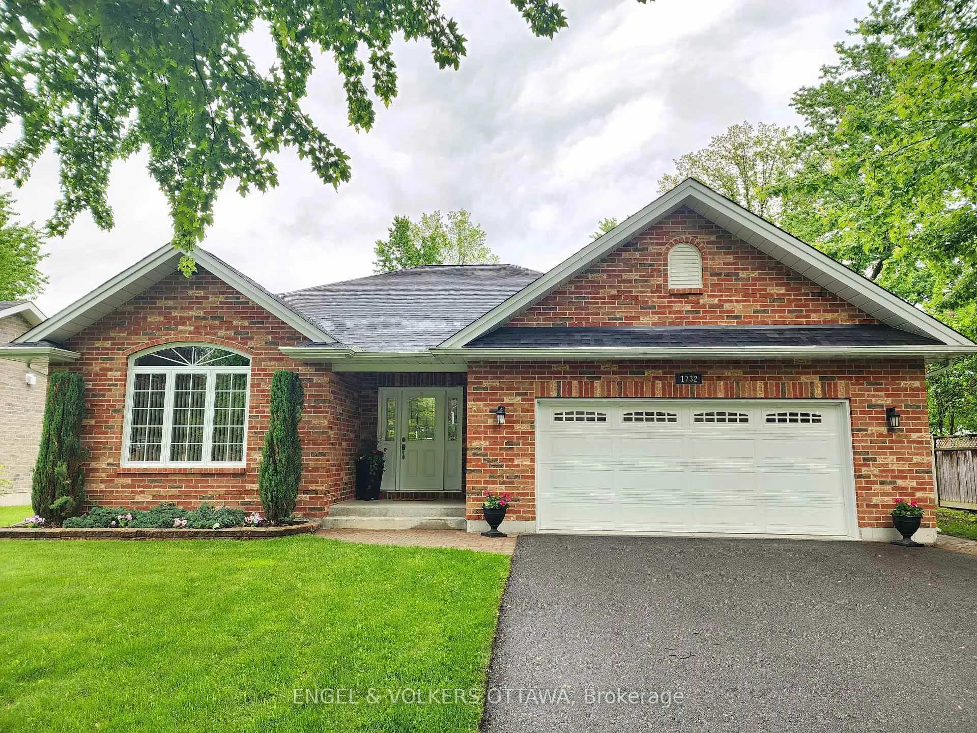Photo 1 of 1732 Blakely Drive NW, Cornwall — HOMEH