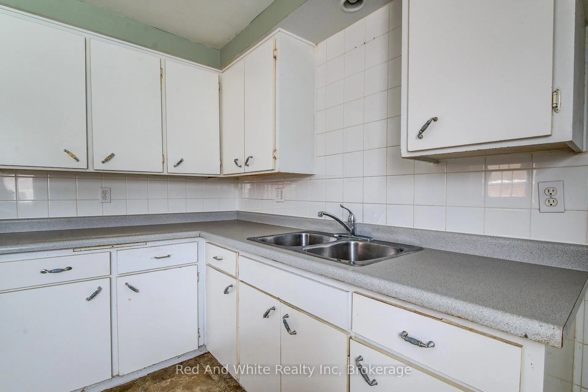Photo 16 of 52 Avonwood Drive, Stratford — HOMEH