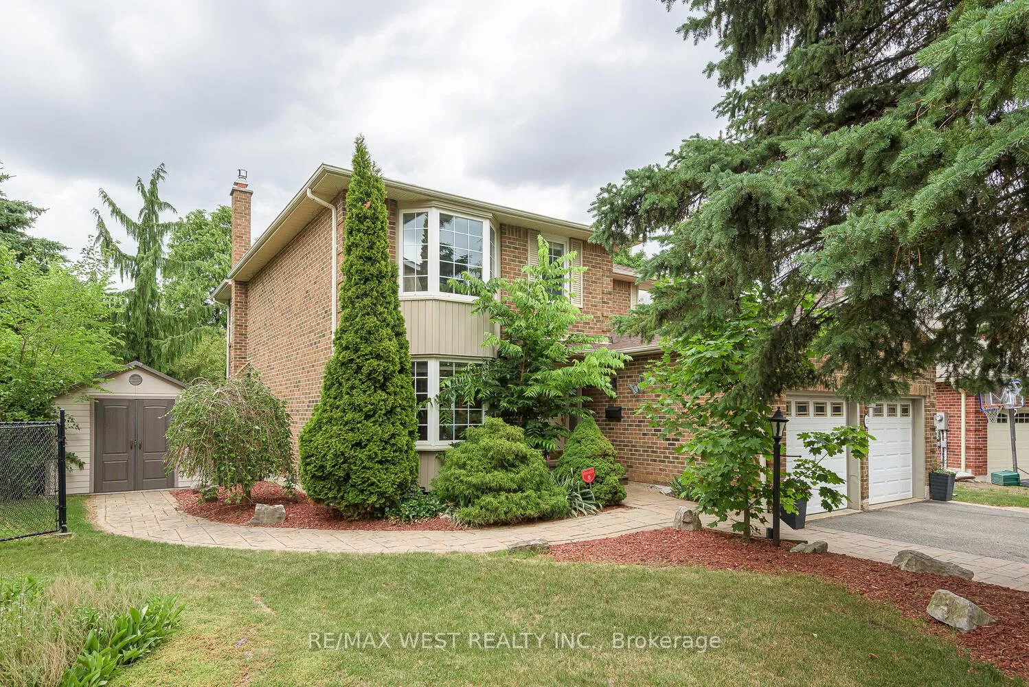 Photo 3 of 12 Barr Crescent, Brampton, Heart Lake East — HOMEH