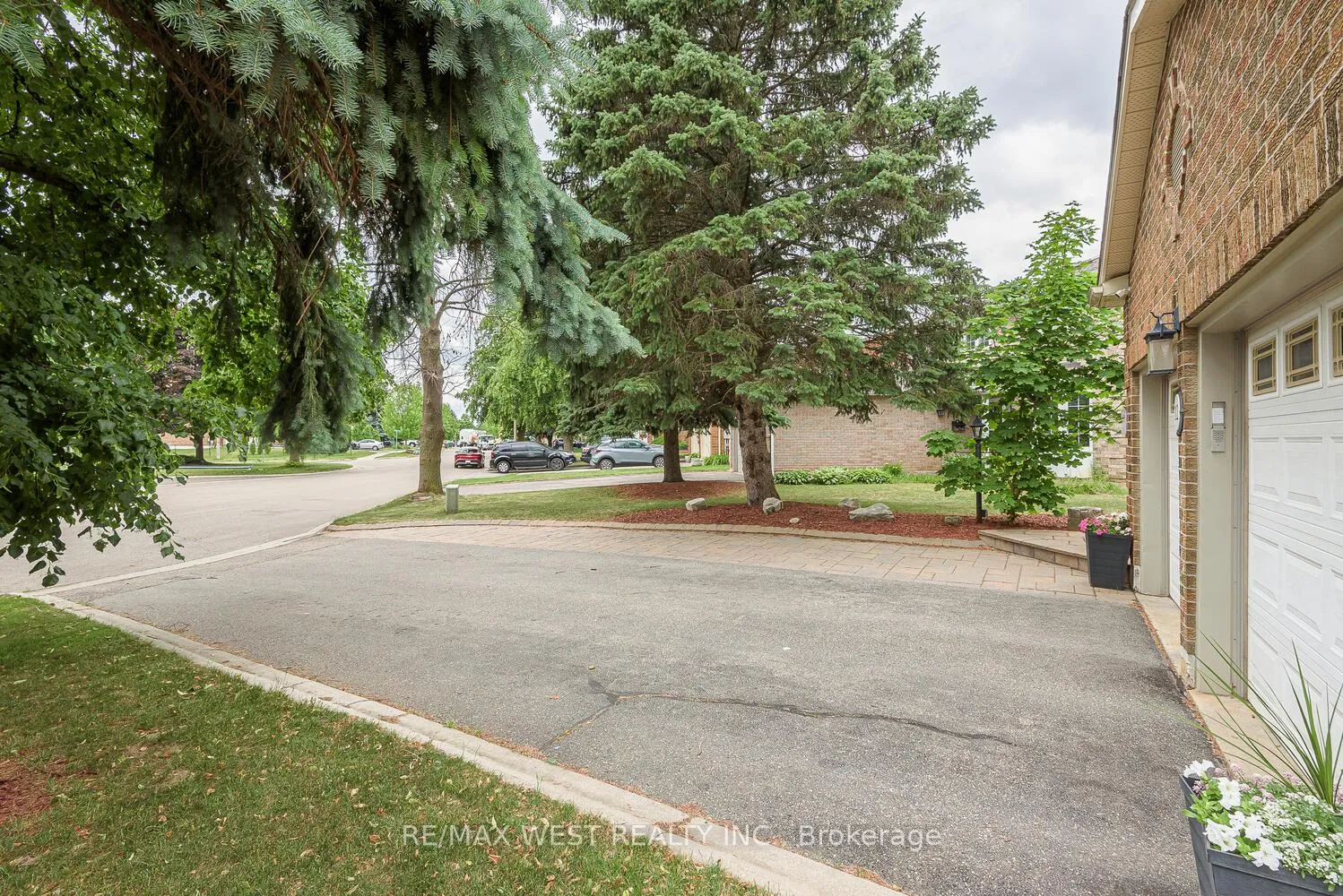 Photo 4 of 12 Barr Crescent, Brampton, Heart Lake East — HOMEH