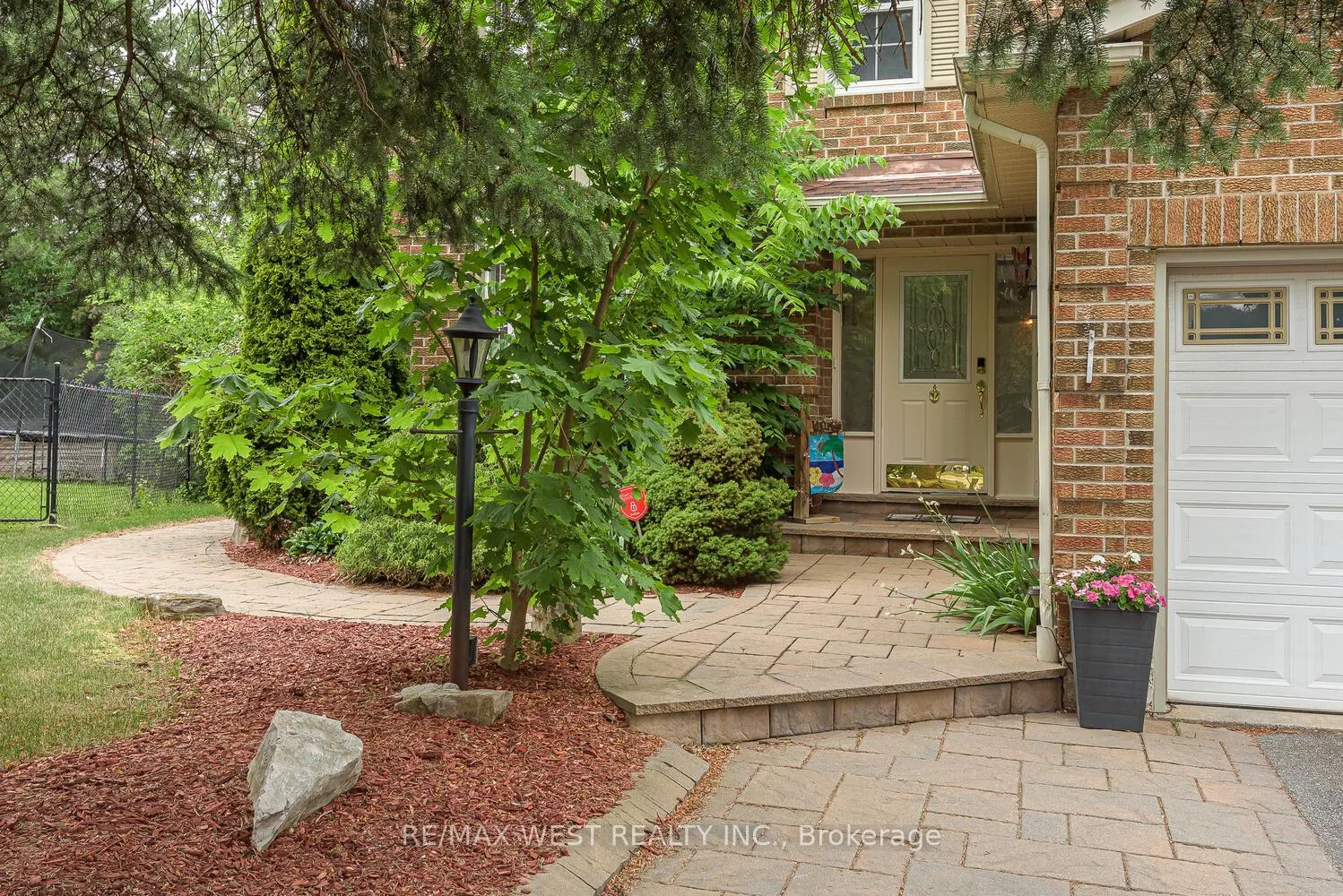Photo 5 of 12 Barr Crescent, Brampton, Heart Lake East — HOMEH
