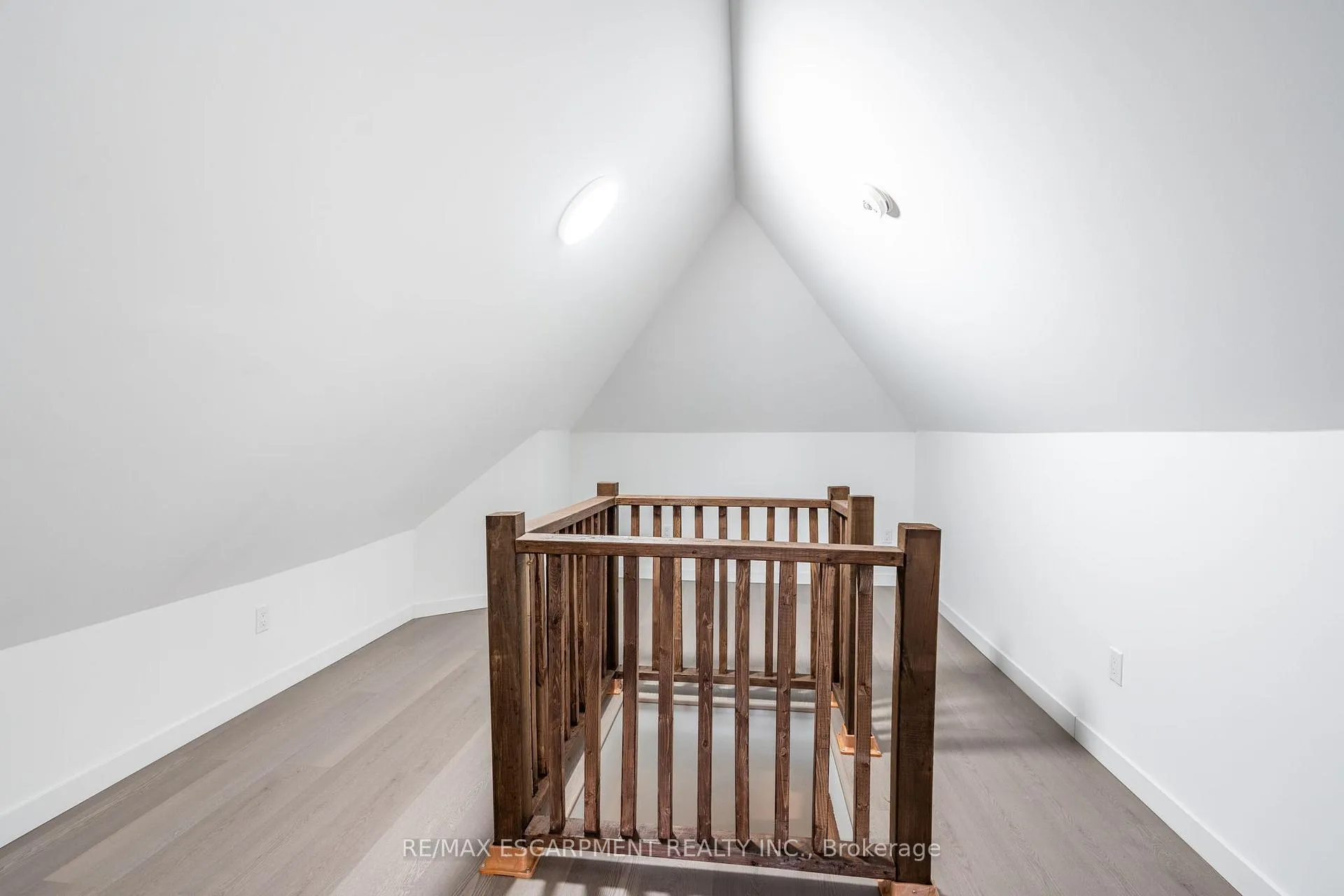 Photo 35 of 35 Lorne Avenue, Hamilton, Blakeley — HOMEH