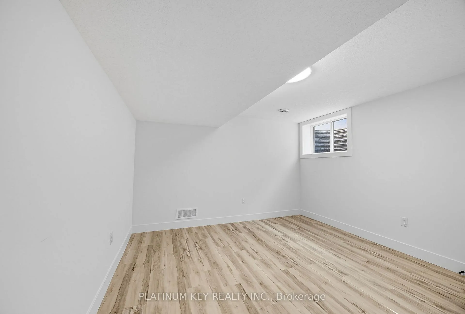 Photo 39 of 32 Briscoe Crescent, Strathroy-Caradoc, NE — HOMEH