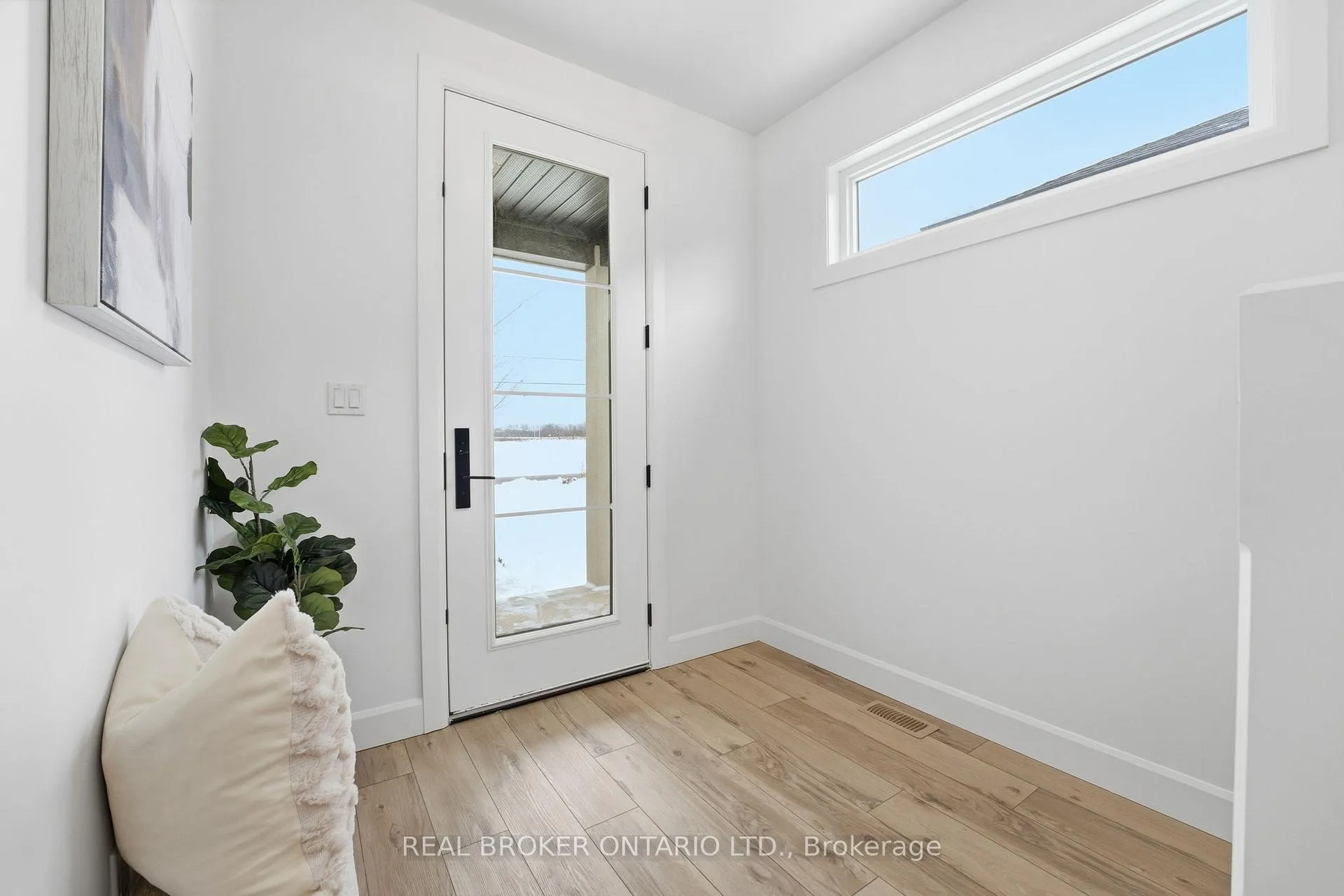 Photo 3 of 160B Concession Street W, Tillsonburg — HOMEH