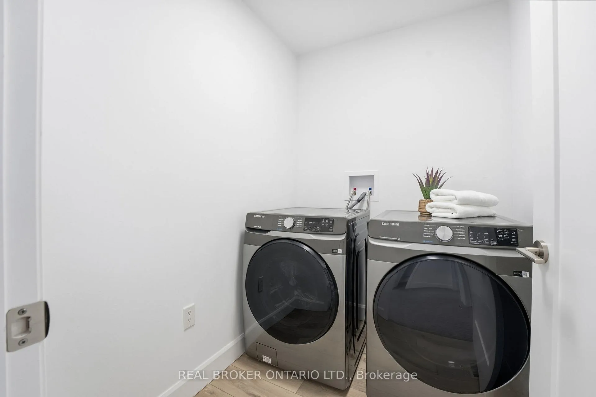 Photo 23 of 160B Concession Street W, Tillsonburg — HOMEH