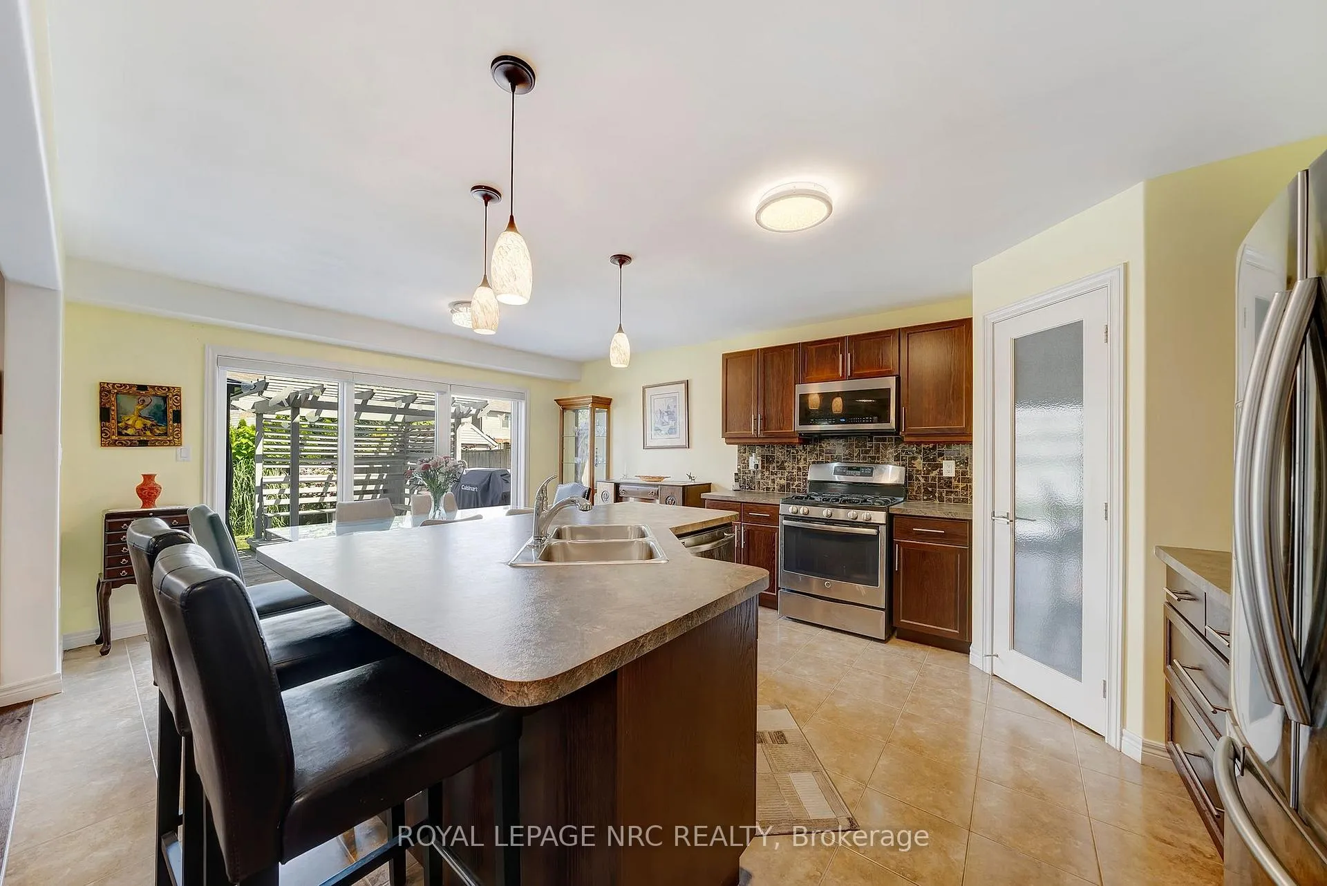 Photo 10 of 4471 Garden Gate Terrace, Lincoln, Beamsville — HOMEH