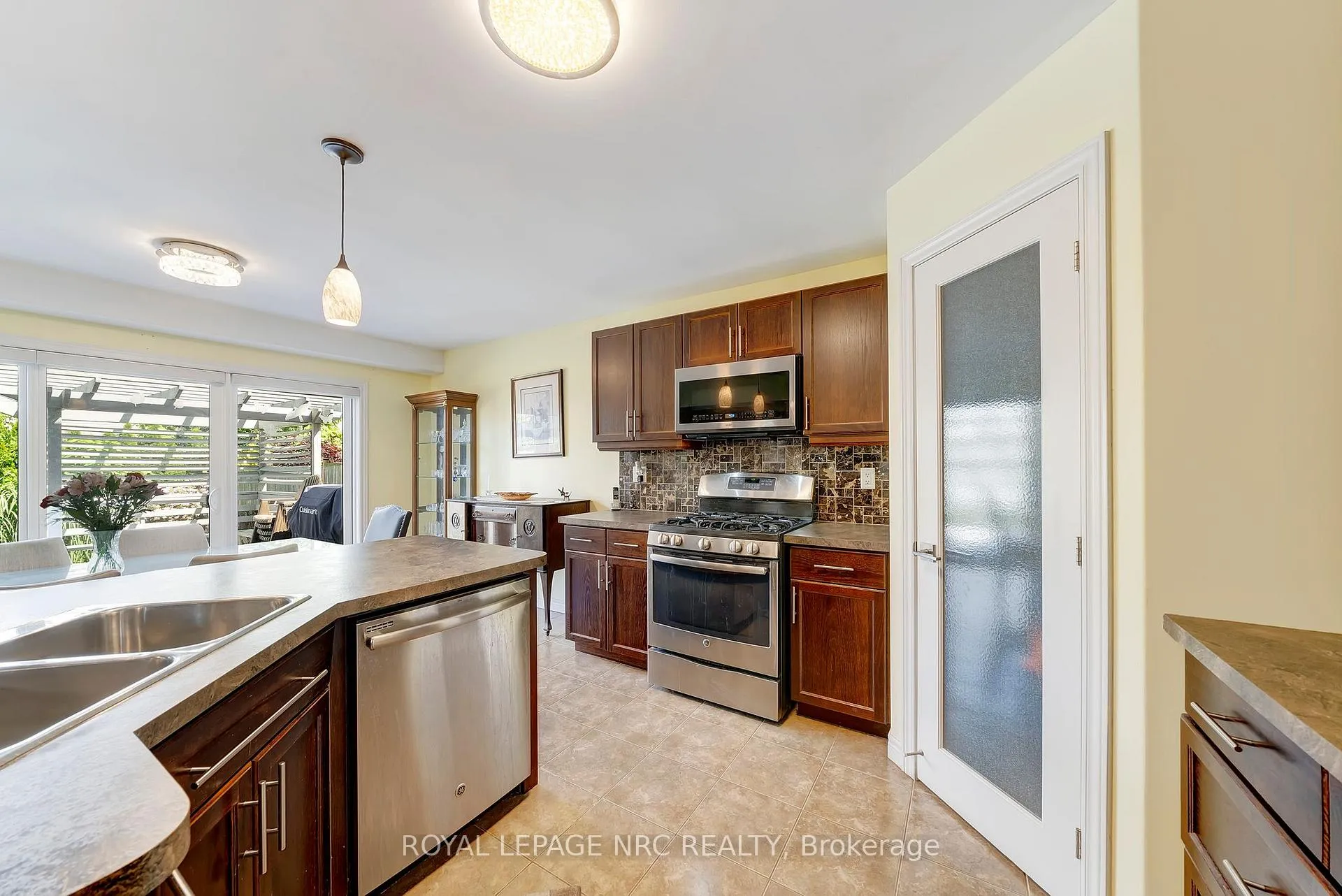 Photo 11 of 4471 Garden Gate Terrace, Lincoln, Beamsville — HOMEH
