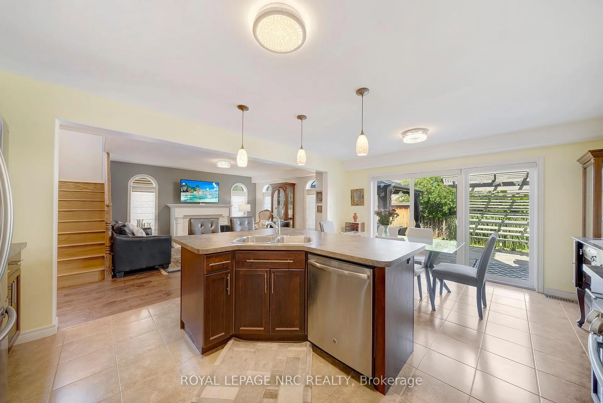 Photo 12 of 4471 Garden Gate Terrace, Lincoln, Beamsville — HOMEH