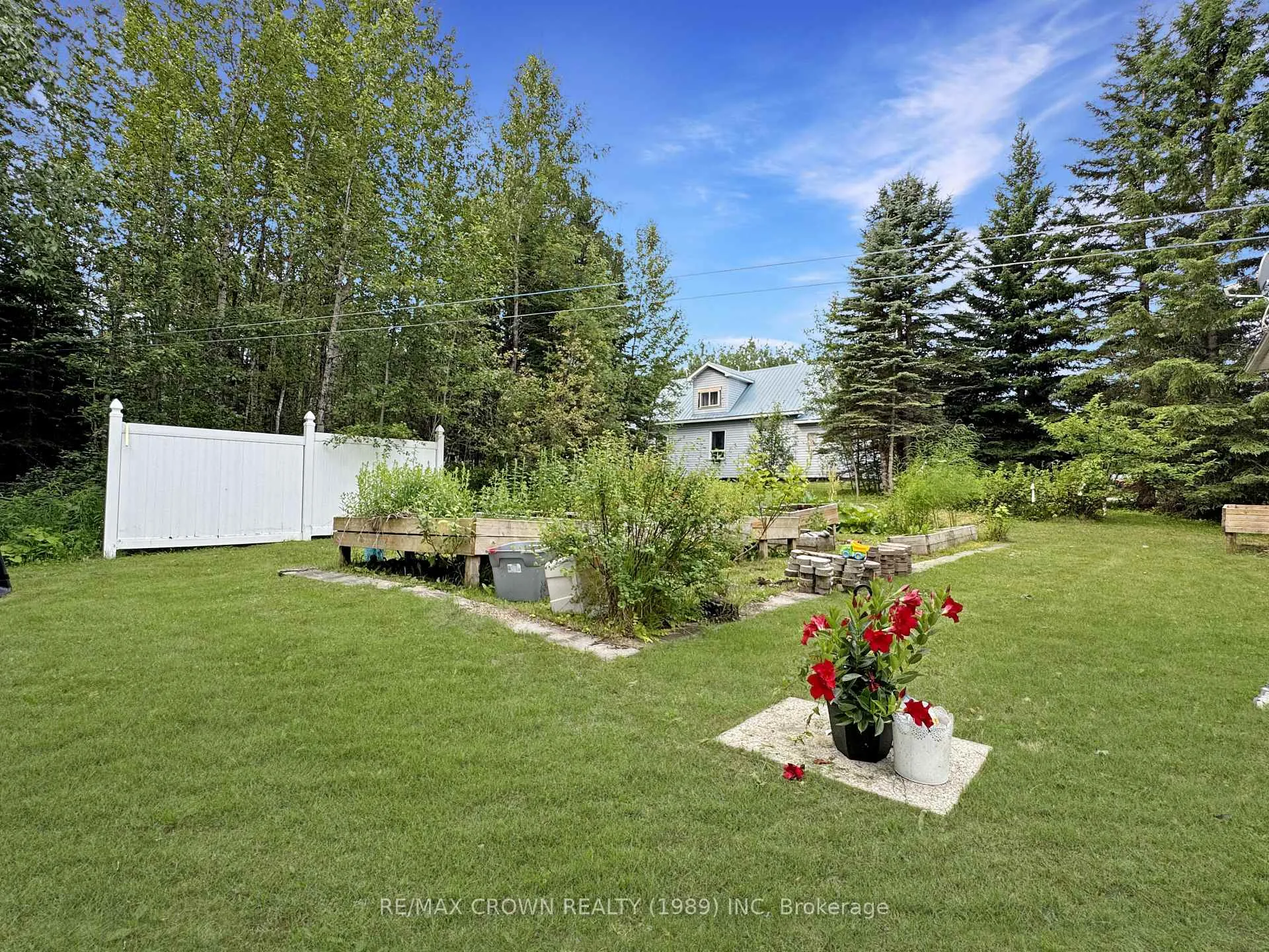 Photo 25 of 220 Third Avenue, Hornepayne — HOMEH