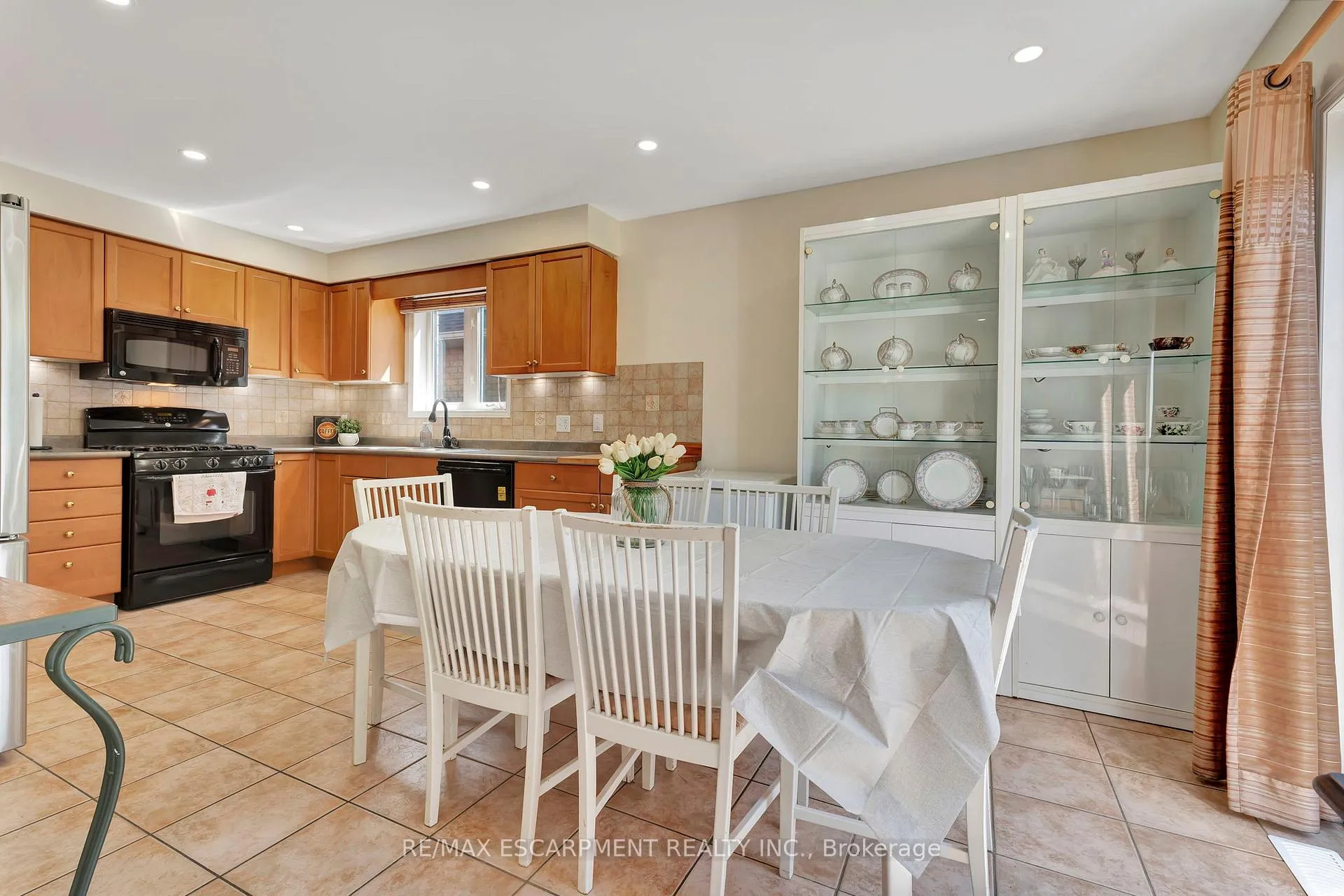 Photo 13 of 30 Meadowpoint Drive, Hamilton, Allison — HOMEH