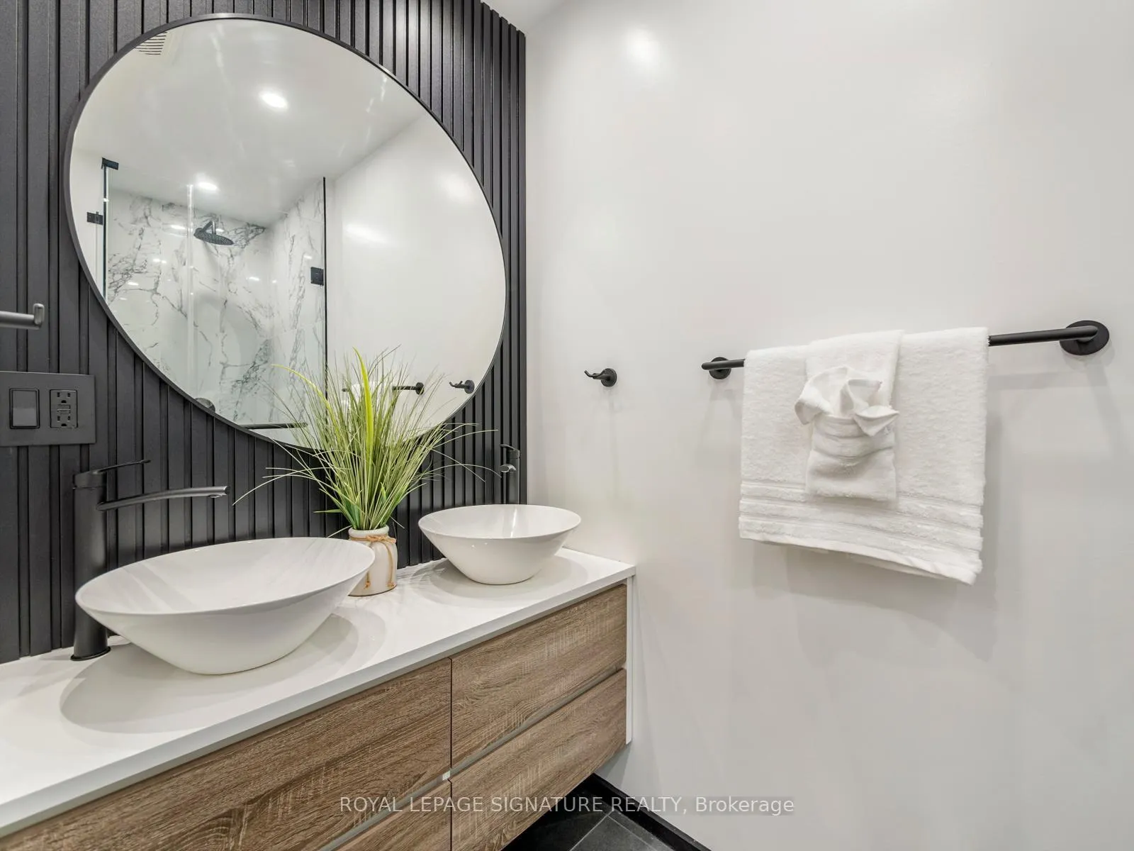 Photo 24 of 186 Oak Park Avenue, Toronto, Woodbine-Lumsden — HOMEH