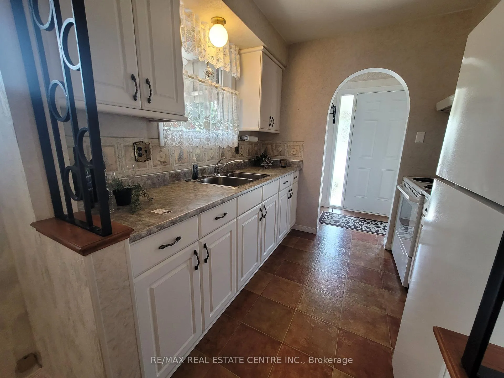 Photo 5 of 53 kingswood Drive, Kitchener — HOMEH