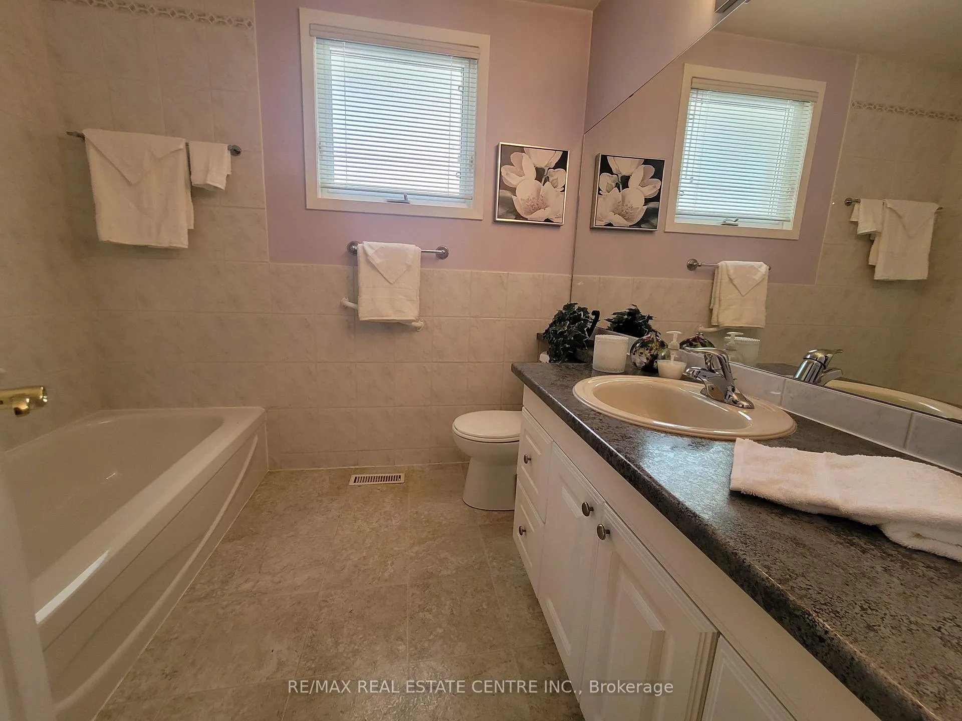 Photo 13 of 53 kingswood Drive, Kitchener — HOMEH