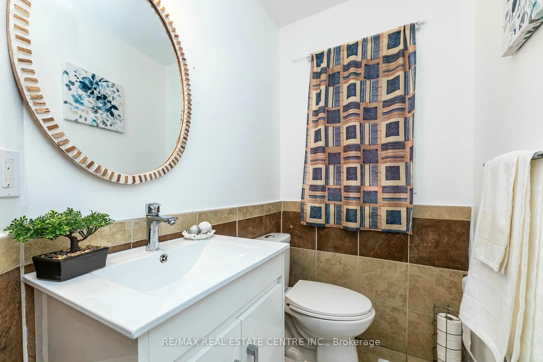Photo 3 of 43 Goldenlight Circle, Brampton, Brampton West — HOMEH