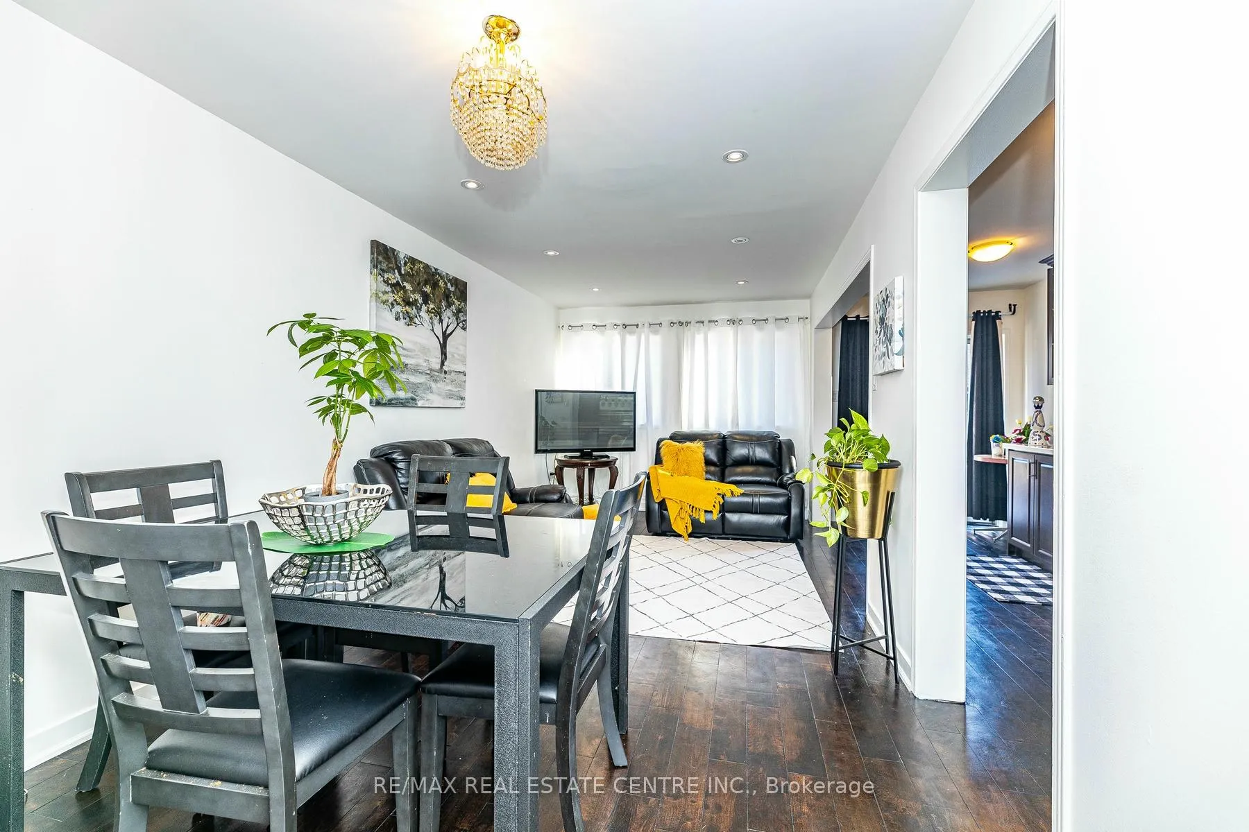 Photo 4 of 43 Goldenlight Circle, Brampton, Brampton West — HOMEH