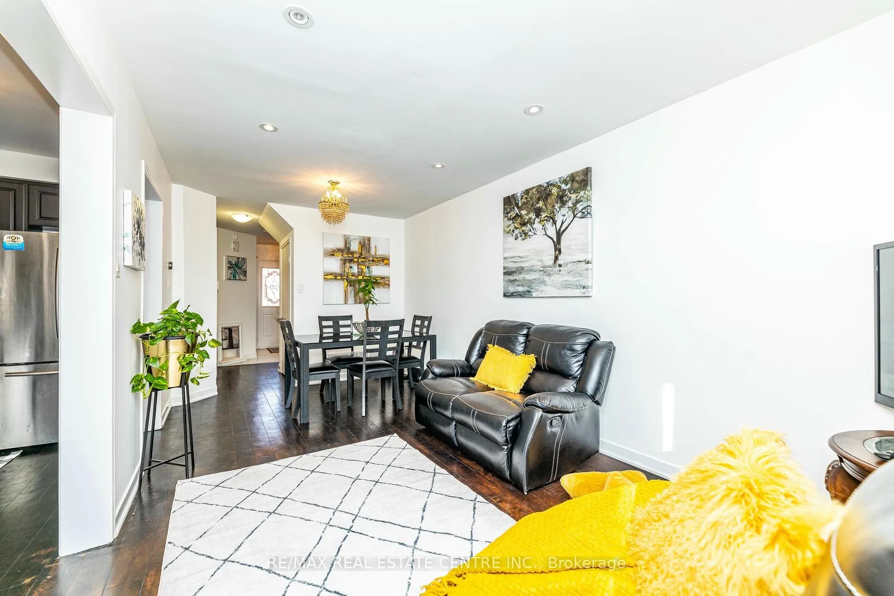 Photo 5 of 43 Goldenlight Circle, Brampton, Brampton West — HOMEH