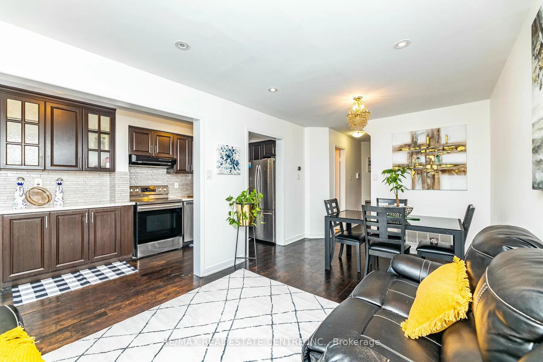 Photo 7 of 43 Goldenlight Circle, Brampton, Brampton West — HOMEH
