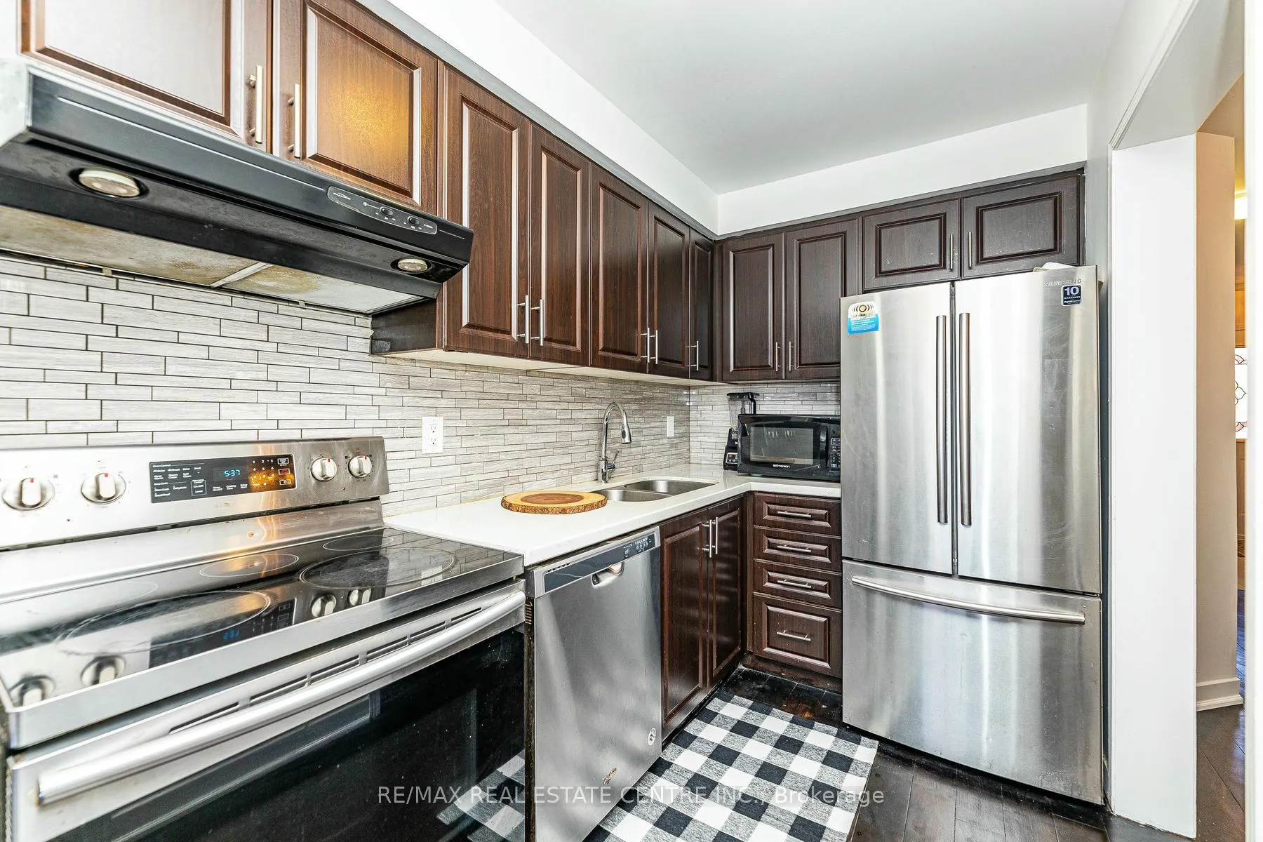 Photo 9 of 43 Goldenlight Circle, Brampton, Brampton West — HOMEH