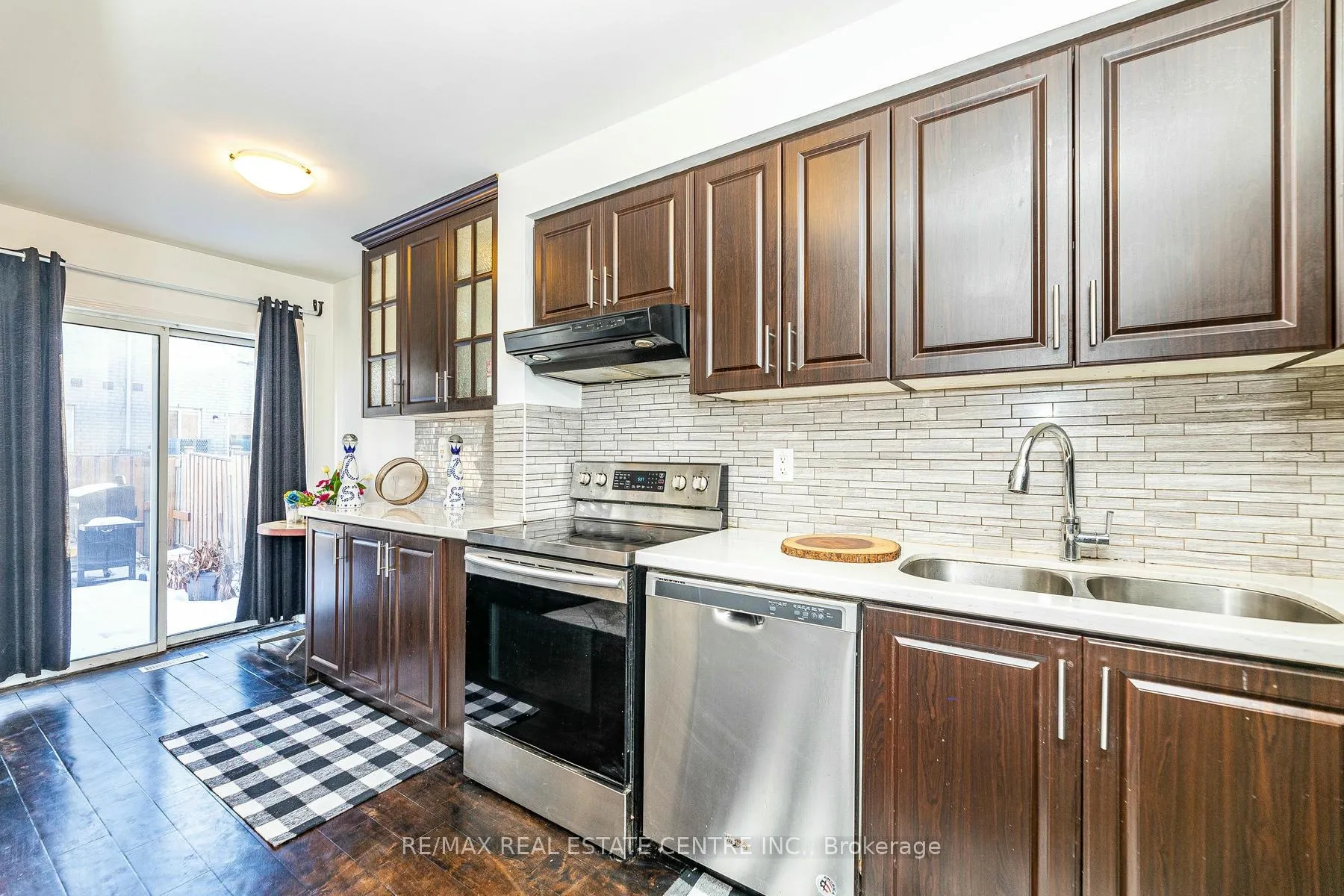 Photo 10 of 43 Goldenlight Circle, Brampton, Brampton West — HOMEH