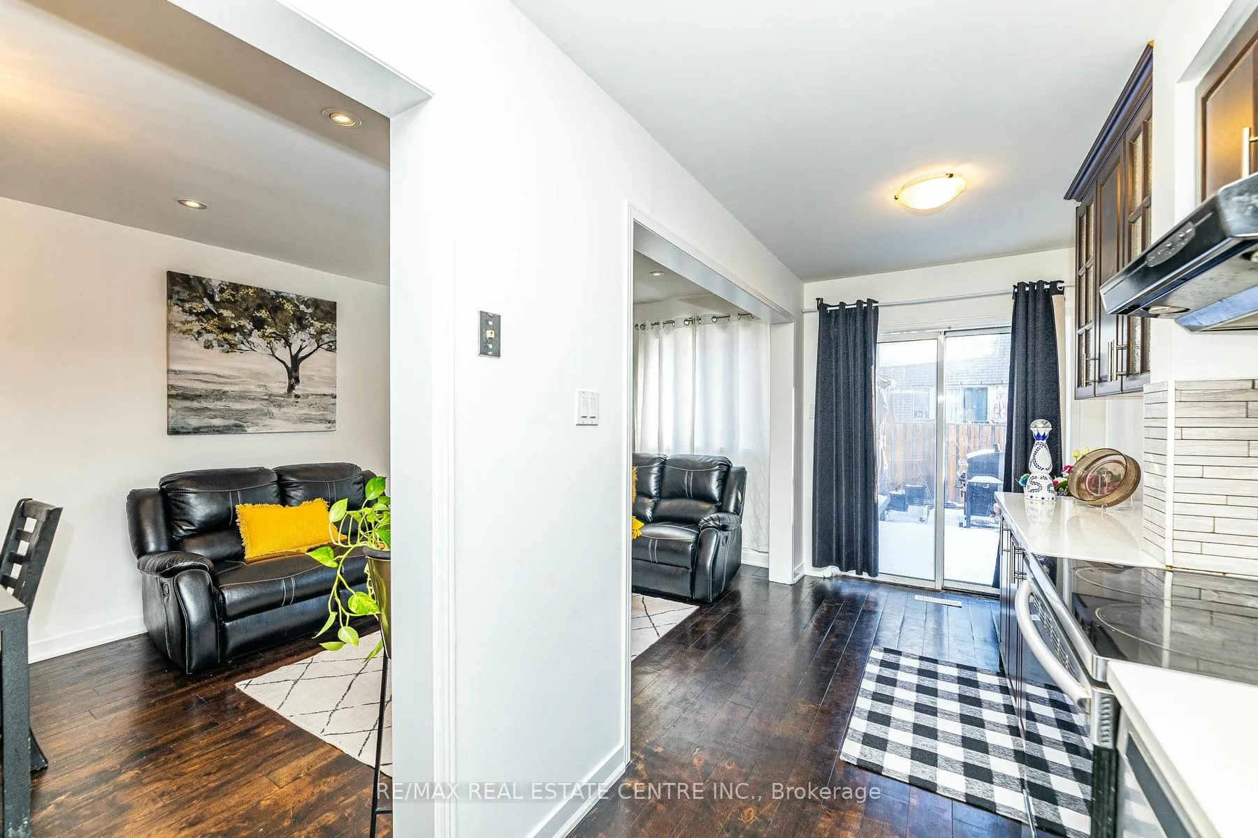 Photo 11 of 43 Goldenlight Circle, Brampton, Brampton West — HOMEH