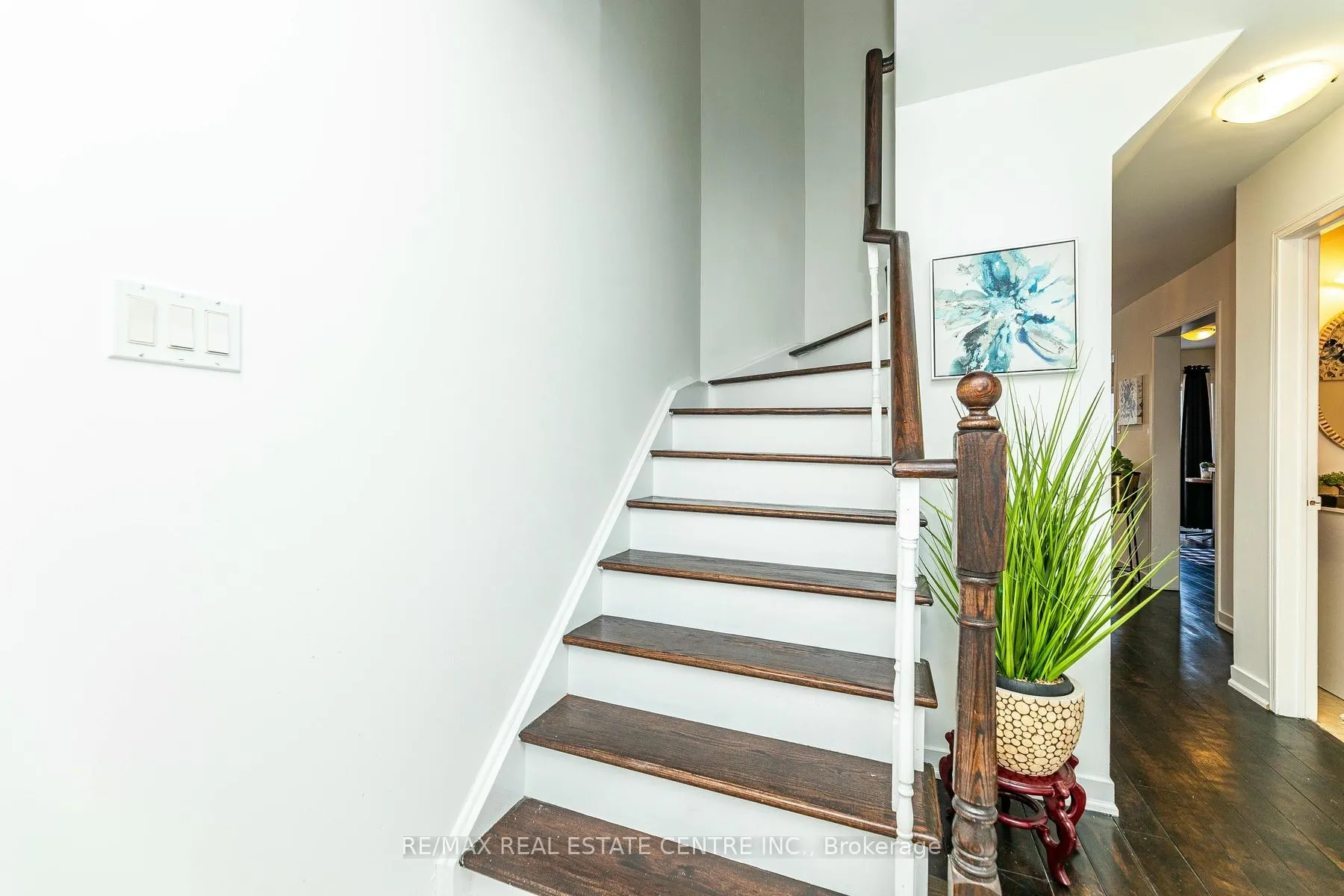 Photo 12 of 43 Goldenlight Circle, Brampton, Brampton West — HOMEH